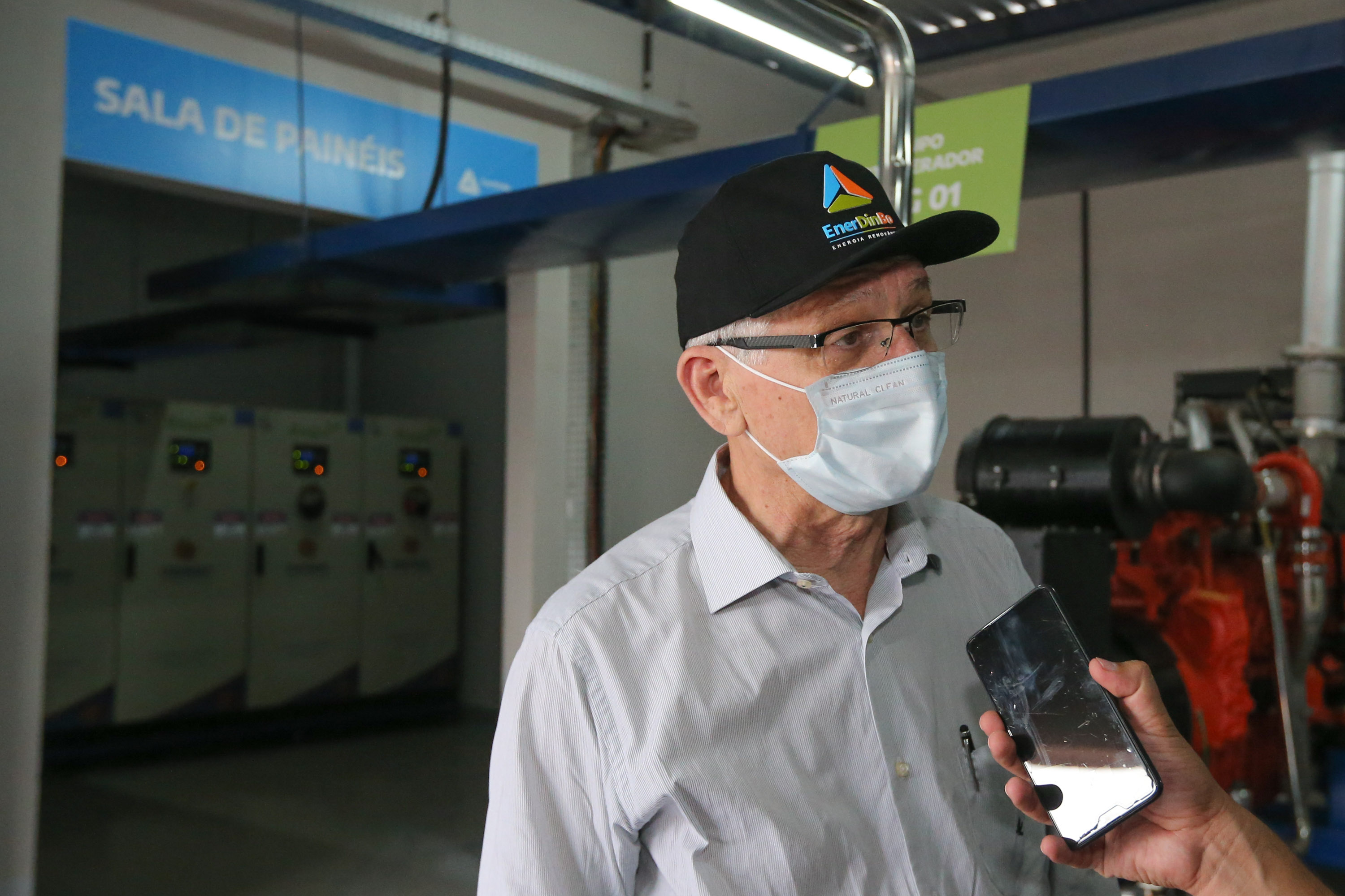 O governador Carlos Massa Ratinho Junior participa nesta quinta-feira (29) da inauguração da usina híbrida EnerDinBo, em Ouro Verde do Oeste. A geradora utilizará a luz do sol e dejetos da suinocultura para produzir energia elétrica. O investimento privado foi de R$ 12 milhões.Na foto, entrevista com Norberto Ortigara, Secretario de Agriculturta.Ouro Verde do Oeste, 29/10/2020 - Foto: Geraldo Bubniak/AEN