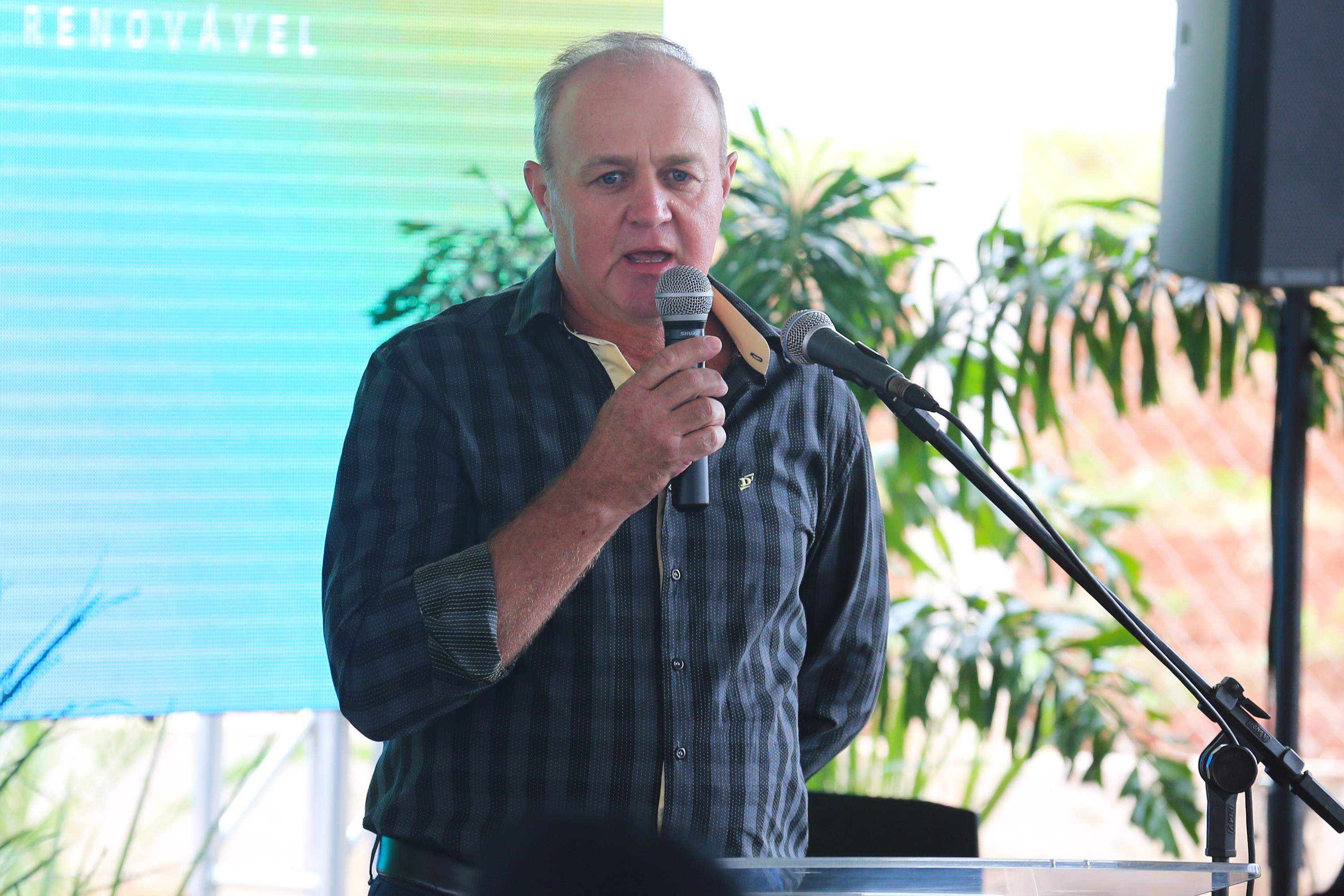 O governador Carlos Massa Ratinho Junior participa nesta quinta-feira (29) da inauguração da usina híbrida EnerDinBo, em Ouro Verde do Oeste. A geradora utilizará a luz do sol e dejetos da suinocultura para produzir energia elétrica. O investimento privado foi de R$ 12 milhões.Delmar Kohler, representante dos agrcultores da regiao.Ouro Verde do Oeste, 29/10/2020 - Foto: Geraldo Bubniak/AEN