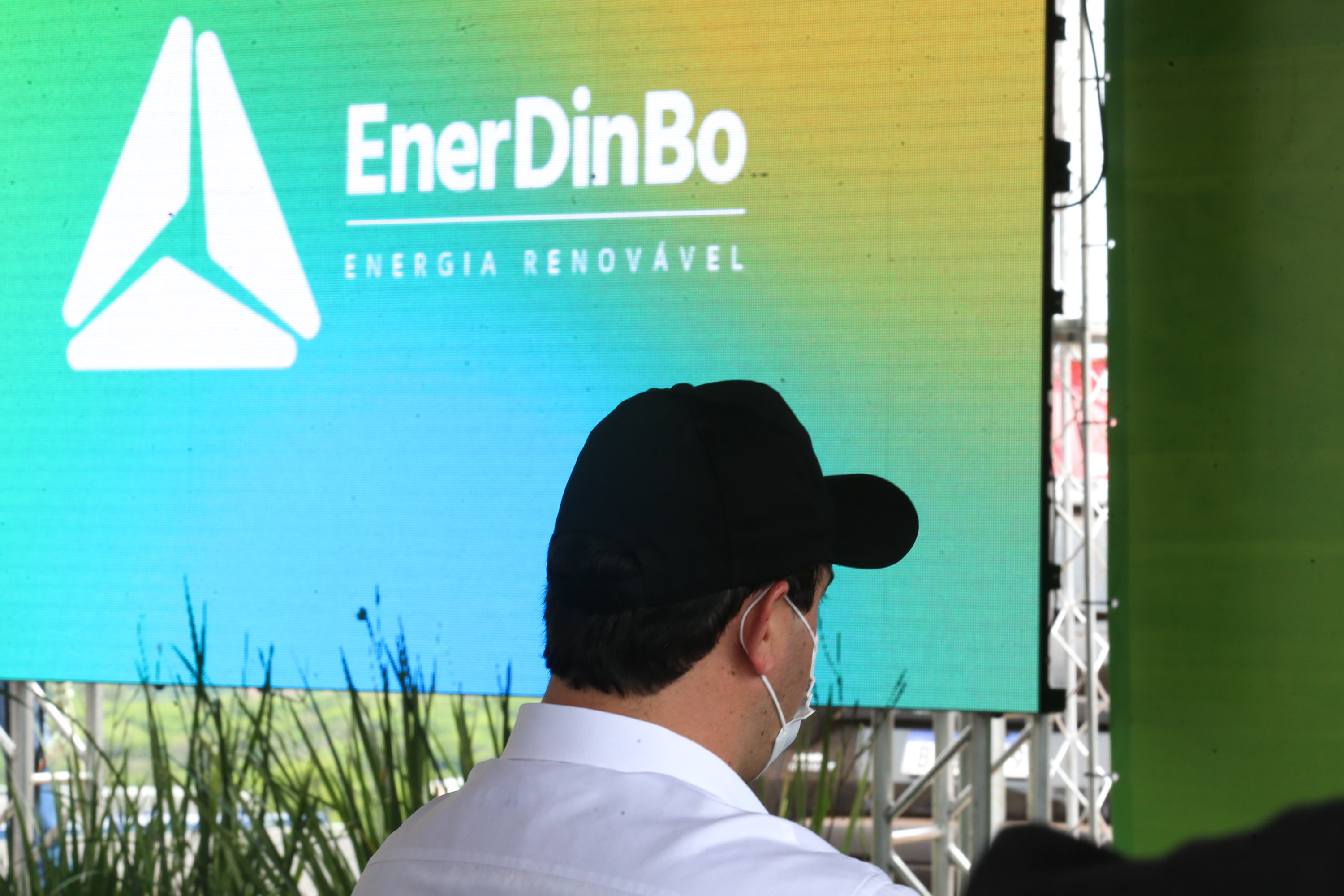 O governador Carlos Massa Ratinho Junior participa nesta quinta-feira (29) da inauguração da usina híbrida EnerDinBo, em Ouro Verde do Oeste. A geradora utilizará a luz do sol e dejetos da suinocultura para produzir energia elétrica. O investimento privado foi de R$ 12 milhões.Ouro Verde do Oeste, 29/10/2020 - Foto: Geraldo Bubniak/AEN