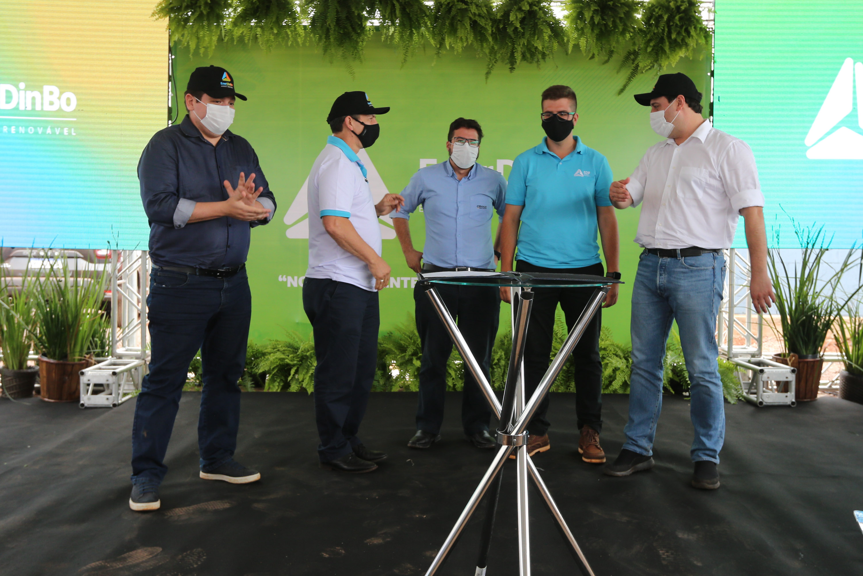O governador Carlos Massa Ratinho Junior participa nesta quinta-feira (29) da inauguração da usina híbrida EnerDinBo, em Ouro Verde do Oeste. A geradora utilizará a luz do sol e dejetos da suinocultura para produzir energia elétrica. O investimento privado foi de R$ 12 milhões.Ouro Verde do Oeste, 29/10/2020 - Foto: Geraldo Bubniak/AEN