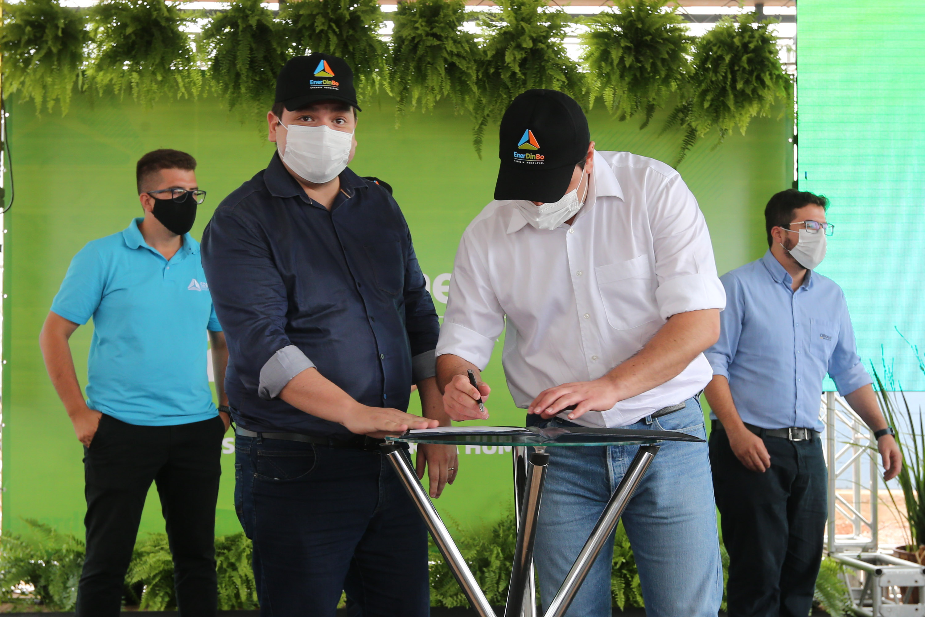 O governador Carlos Massa Ratinho Junior participa nesta quinta-feira (29) da inauguração da usina híbrida EnerDinBo, em Ouro Verde do Oeste. A geradora utilizará a luz do sol e dejetos da suinocultura para produzir energia elétrica. O investimento privado foi de R$ 12 milhões.Ouro Verde do Oeste, 29/10/2020 - Foto: Geraldo Bubniak/AEN