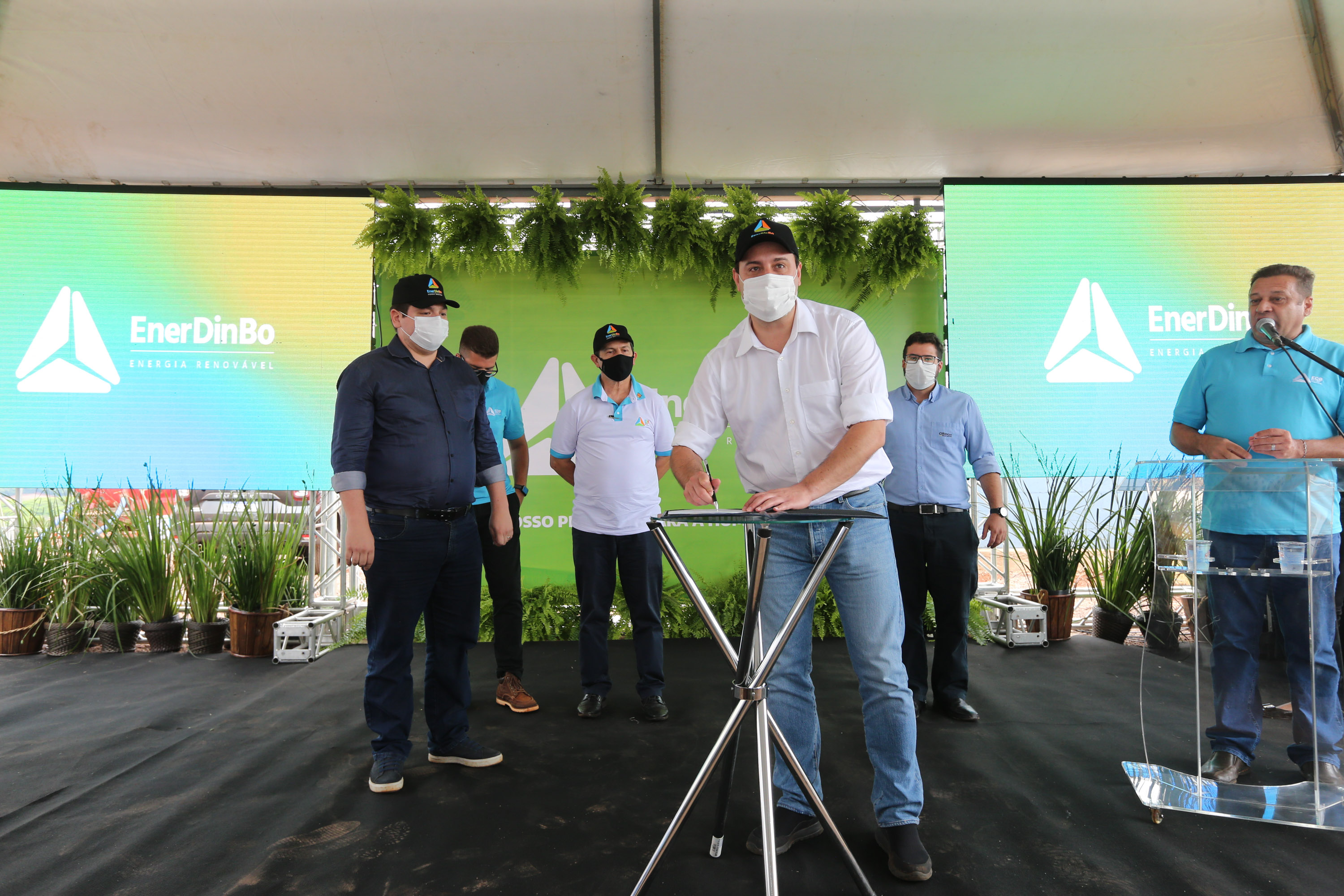 O governador Carlos Massa Ratinho Junior participa nesta quinta-feira (29) da inauguração da usina híbrida EnerDinBo, em Ouro Verde do Oeste. A geradora utilizará a luz do sol e dejetos da suinocultura para produzir energia elétrica. O investimento privado foi de R$ 12 milhões.Ouro Verde do Oeste, 29/10/2020 - Foto: Geraldo Bubniak/AEN