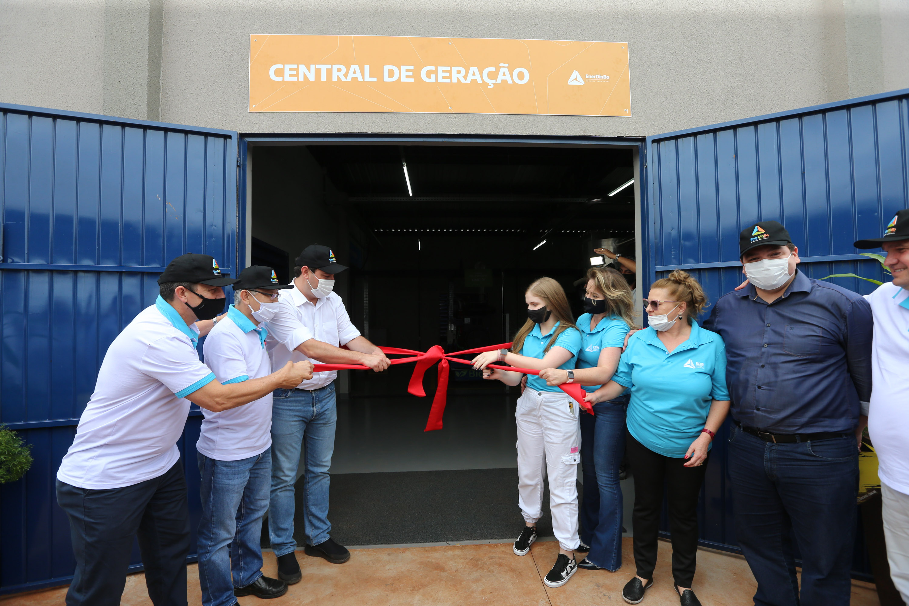 O governador Carlos Massa Ratinho Junior participa nesta quinta-feira (29) da inauguração da usina híbrida EnerDinBo, em Ouro Verde do Oeste. A geradora utilizará a luz do sol e dejetos da suinocultura para produzir energia elétrica. O investimento privado foi de R$ 12 milhões.Ouro Verde do Oeste, 29/10/2020 - Foto: Geraldo Bubniak/AEN