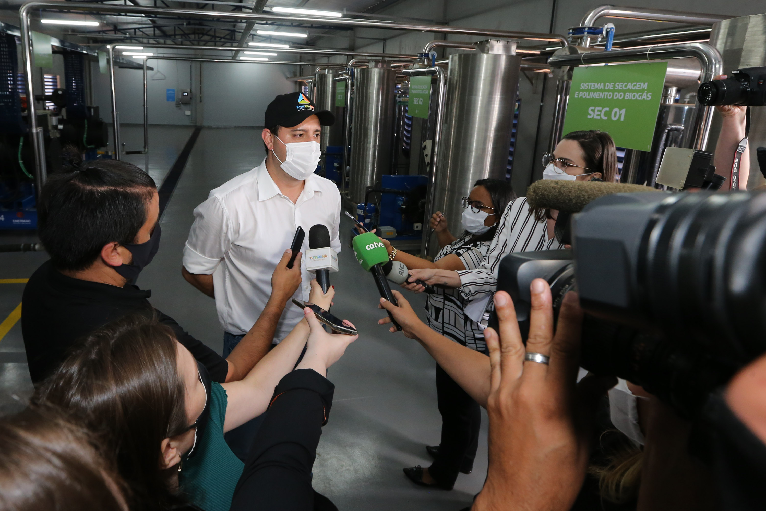 O governador Carlos Massa Ratinho Junior participa nesta quinta-feira (29) da inauguração da usina híbrida EnerDinBo, em Ouro Verde do Oeste. A geradora utilizará a luz do sol e dejetos da suinocultura para produzir energia elétrica. O investimento privado foi de R$ 12 milhões.Ouro Verde do Oeste, 29/10/2020 - Foto: Geraldo Bubniak/AEN