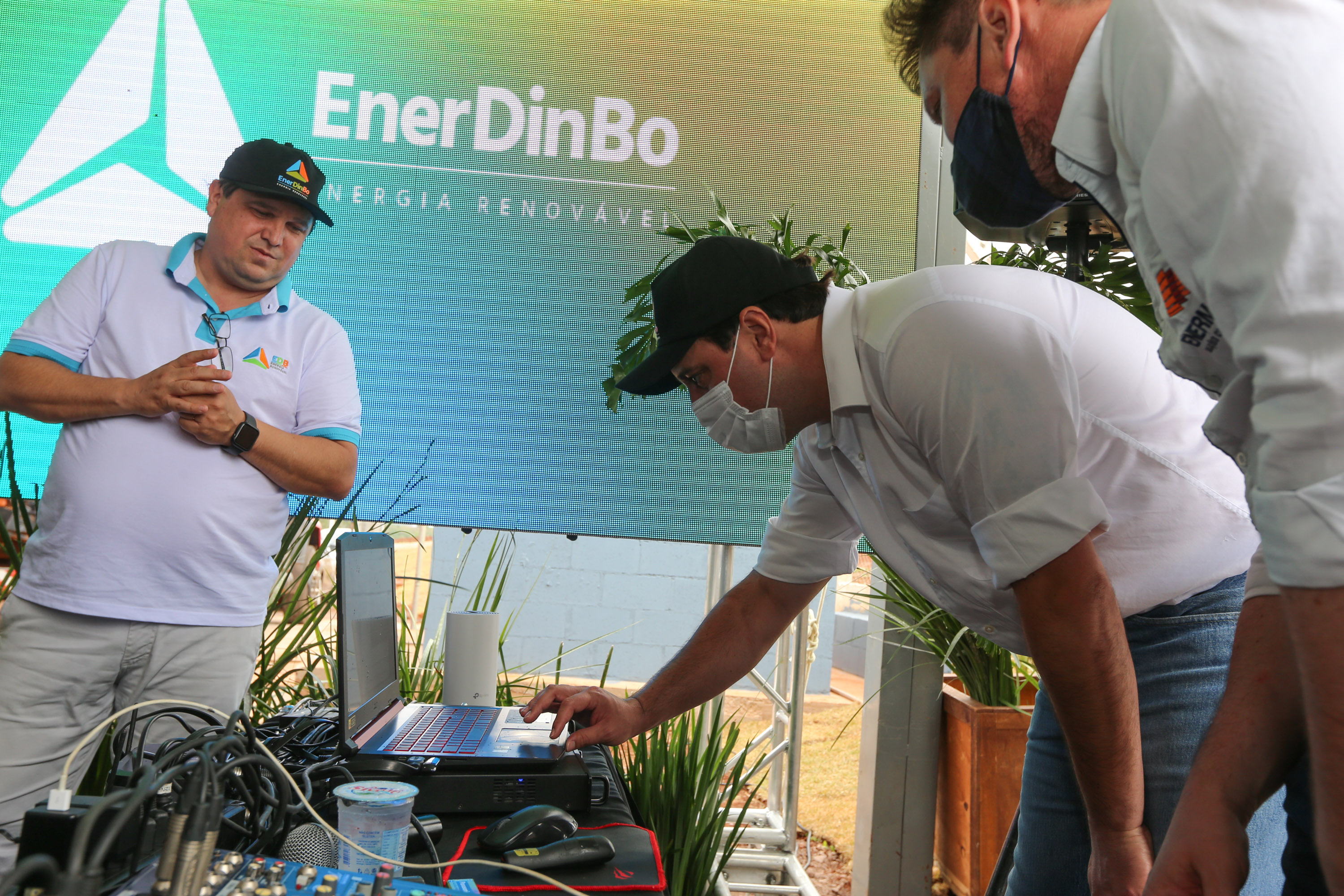 O governador Carlos Massa Ratinho Junior participa nesta quinta-feira (29) da inauguração da usina híbrida EnerDinBo, em Ouro Verde do Oeste. A geradora utilizará a luz do sol e dejetos da suinocultura para produzir energia elétrica. O investimento privado foi de R$ 12 milhões.Ouro Verde do Oeste, 29/10/2020 - Foto: Geraldo Bubniak/AEN