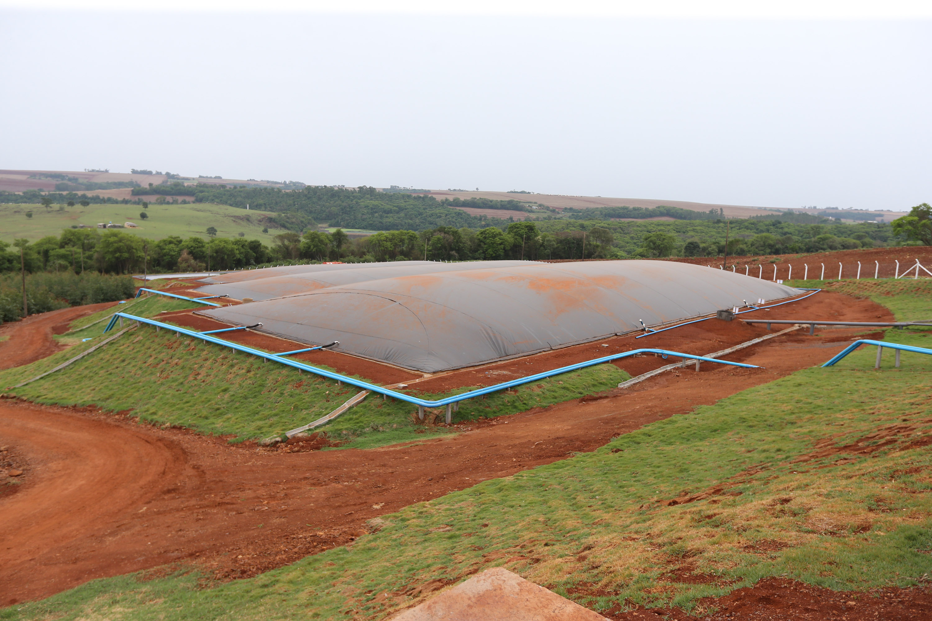 O governador Carlos Massa Ratinho Junior participa nesta quinta-feira (29) da inauguração da usina híbrida EnerDinBo, em Ouro Verde do Oeste. A geradora utilizará a luz do sol e dejetos da suinocultura para produzir energia elétrica. O investimento privado foi de R$ 12 milhões.Ouro Verde do Oeste, 29/10/2020 - Foto: Geraldo Bubniak/AEN