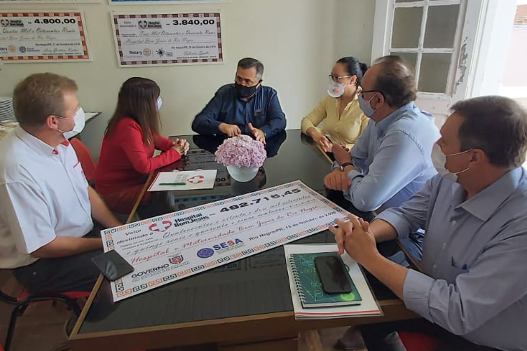 O Governo do Estado, por meio do secretário de Estado da Saúde, Beto Preto, assinou nesta quinta-feira (29) um convênio no valor total de R$ 512.889,97 para a recuperação da estrutura da cobertura da Sociedade Hospital Bom Jesus do município de Rio Negro. Desde 2013 uma das alas do prédio está desativada por que o telhado está comprometido. Foto:Mônica Candéo Iurk/SESA