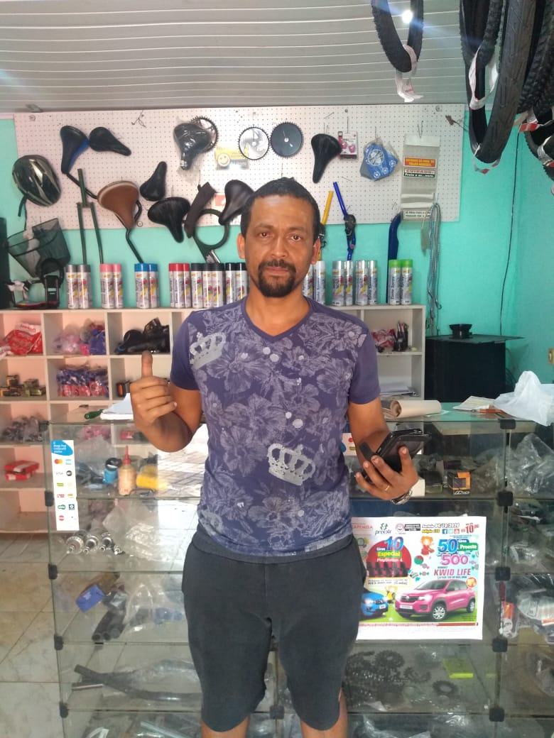 Um dos microempreendedores beneficiados com o crédito da Fomento Paraná nesse
período é Nelci Alves Correia, morador de Foz do Iguaçu, onde mantém uma oficina de
bicicletas e também vende acessórios. Foto: Fomento Paraná