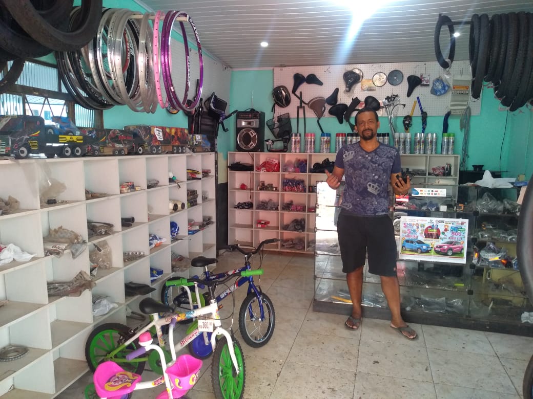 Um dos microempreendedores beneficiados com o crédito da Fomento Paraná nesse
período é Nelci Alves Correia, morador de Foz do Iguaçu, onde mantém uma oficina de
bicicletas e também vende acessórios. Foto: Fomento Paraná