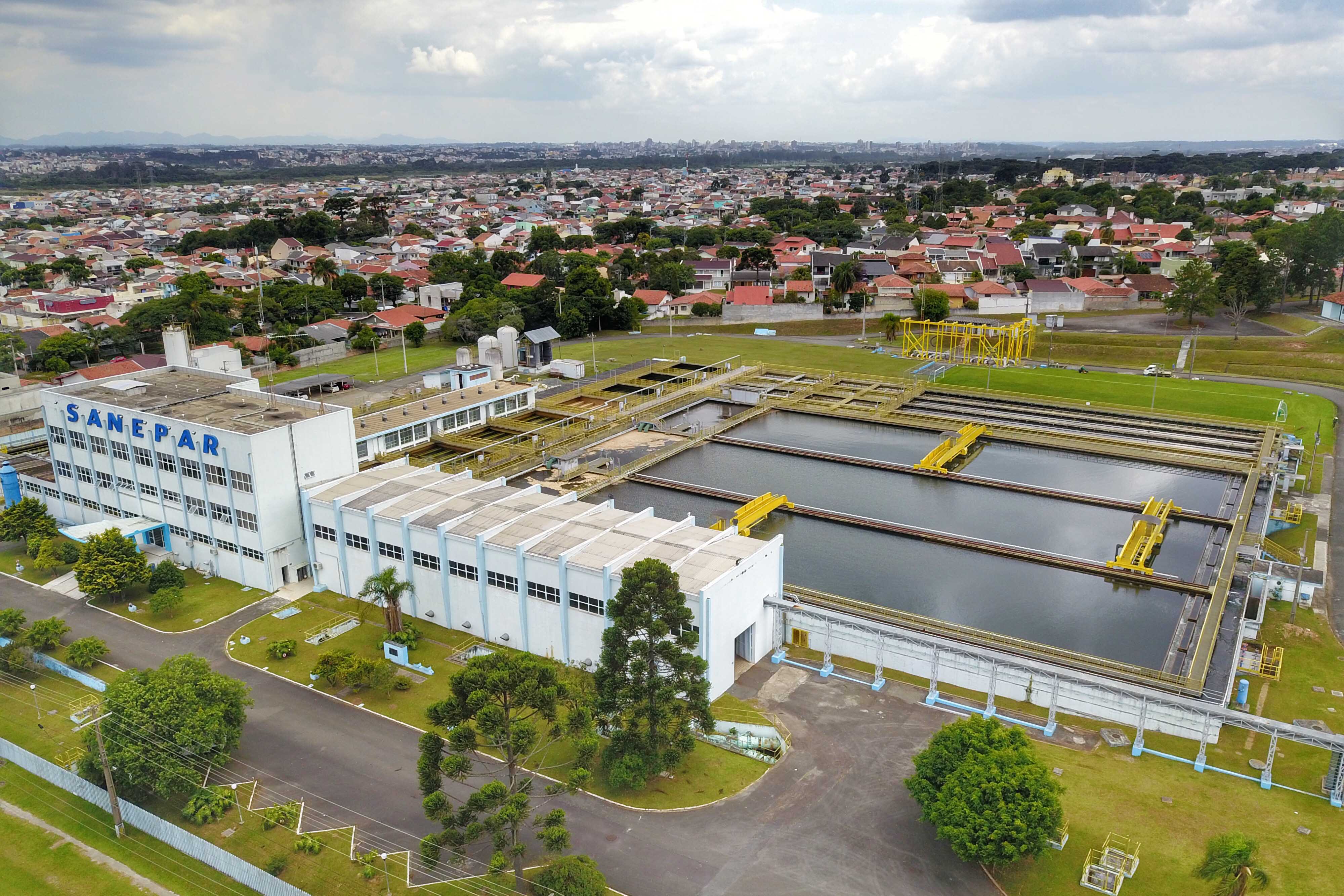 Estação de tratamento de água da Sanepar no Paraná vista de cima.