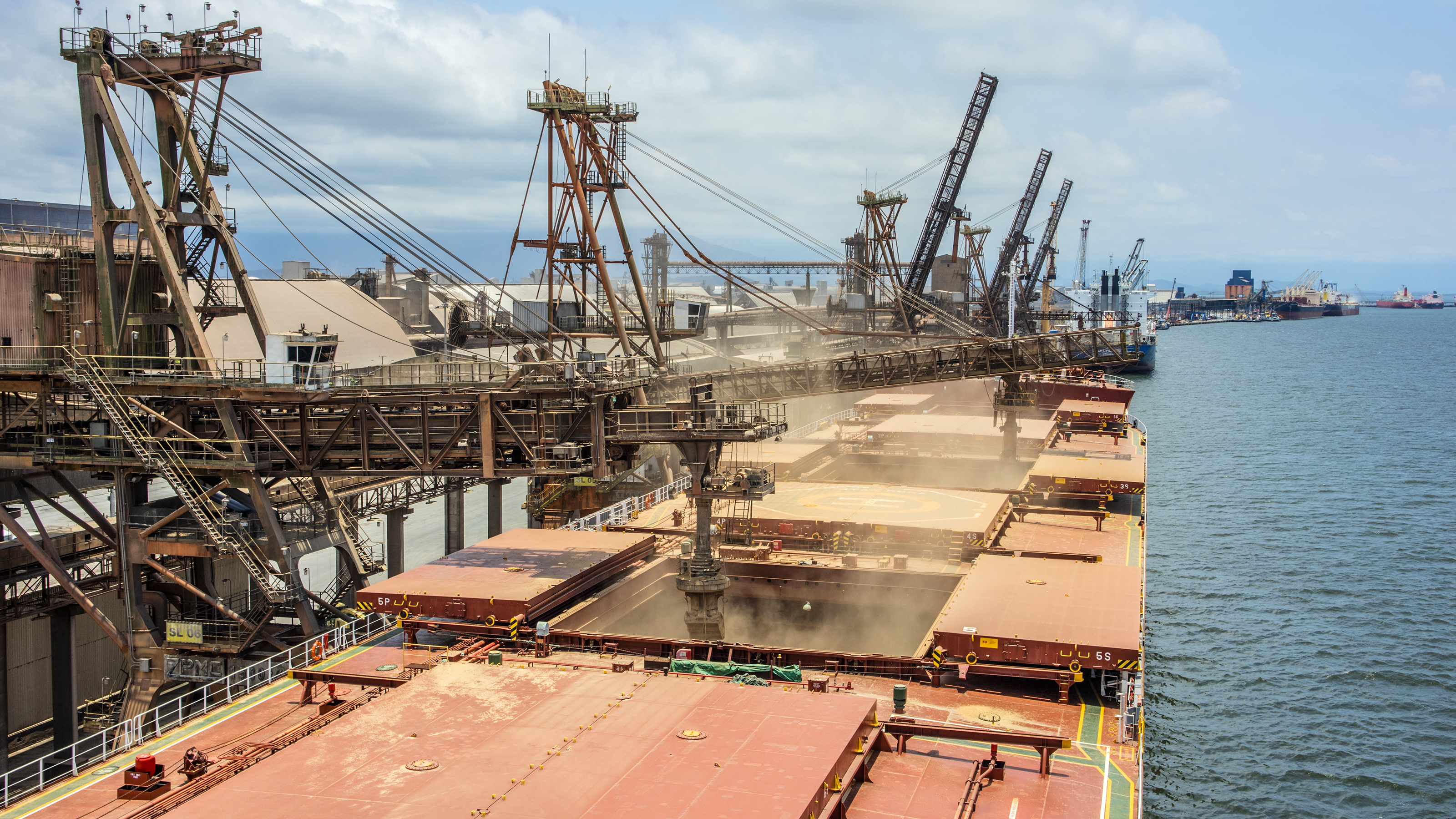 Investimentos públicos e privados ampliam capacidade do Porto de Paranaguá.