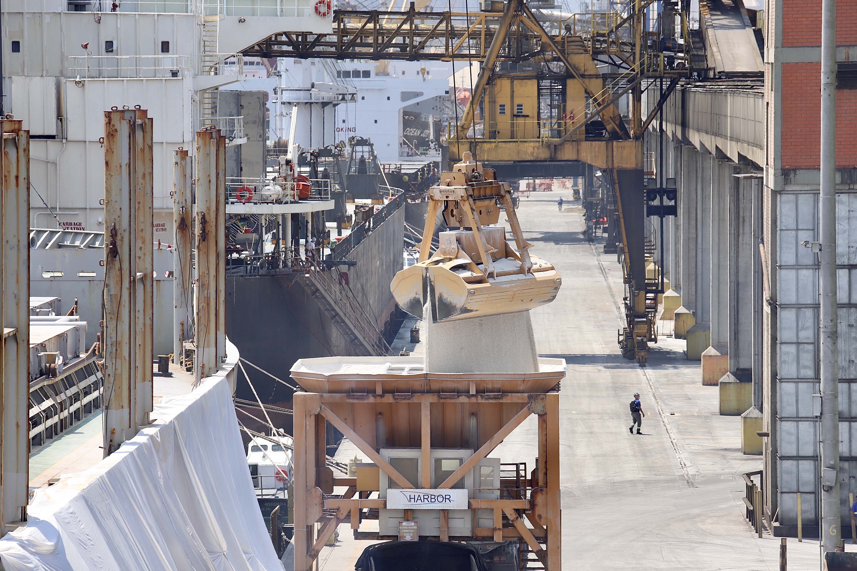 Movimento de dez meses indica novo recorde dos portos do Paraná neste ano
