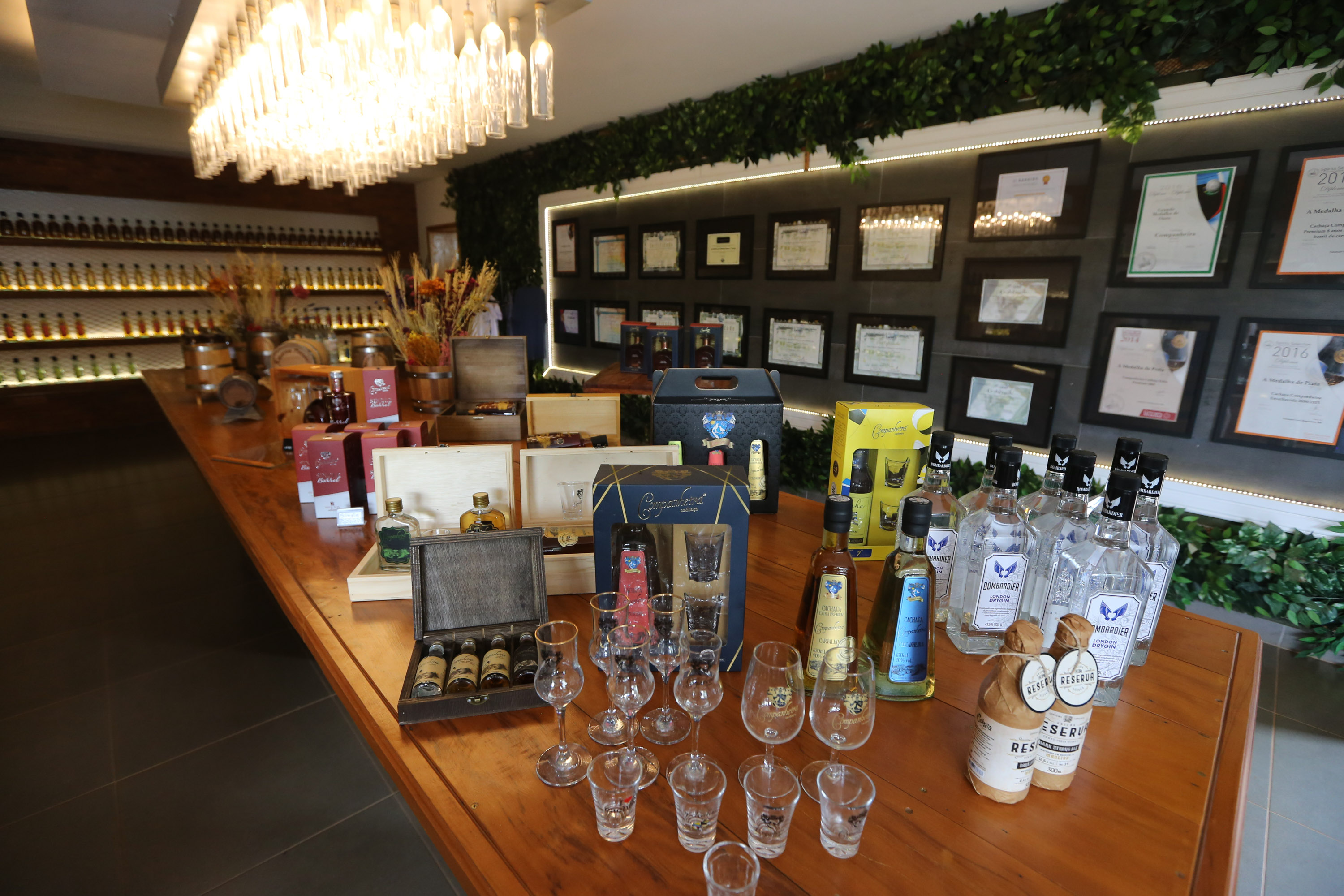 FEITO NO PARANA - Cachaça Companheira Melhor Cachaça Extra Premium do Brasil. Eleita pelo IV Ranking da Cúpula da Cachaça. Considerada a Cachaça do ano de 2020 por atingir a maior pontuação entre todas as 50 finalistas do Ranking.Jandaia do Sul - 06/10/2020 - Foto: Geraldo Bubniak/AEN