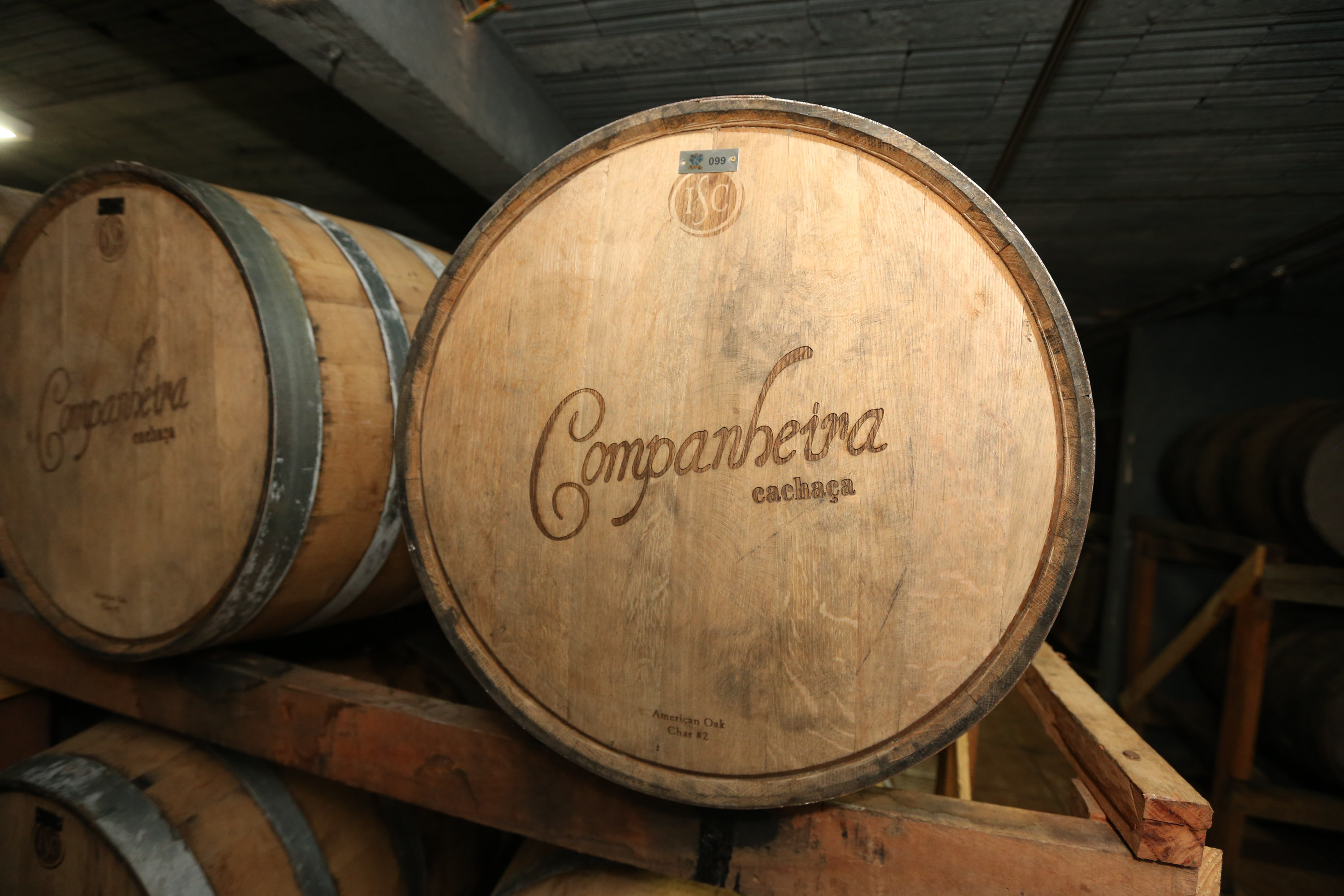 FEITO NO PARANA - Cachaça Companheira Melhor Cachaça Extra Premium do Brasil. Eleita pelo IV Ranking da Cúpula da Cachaça. Considerada a Cachaça do ano de 2020 por atingir a maior pontuação entre todas as 50 finalistas do Ranking.Jandaia do Sul - 06/10/2020 - Foto: Geraldo Bubniak/AEN