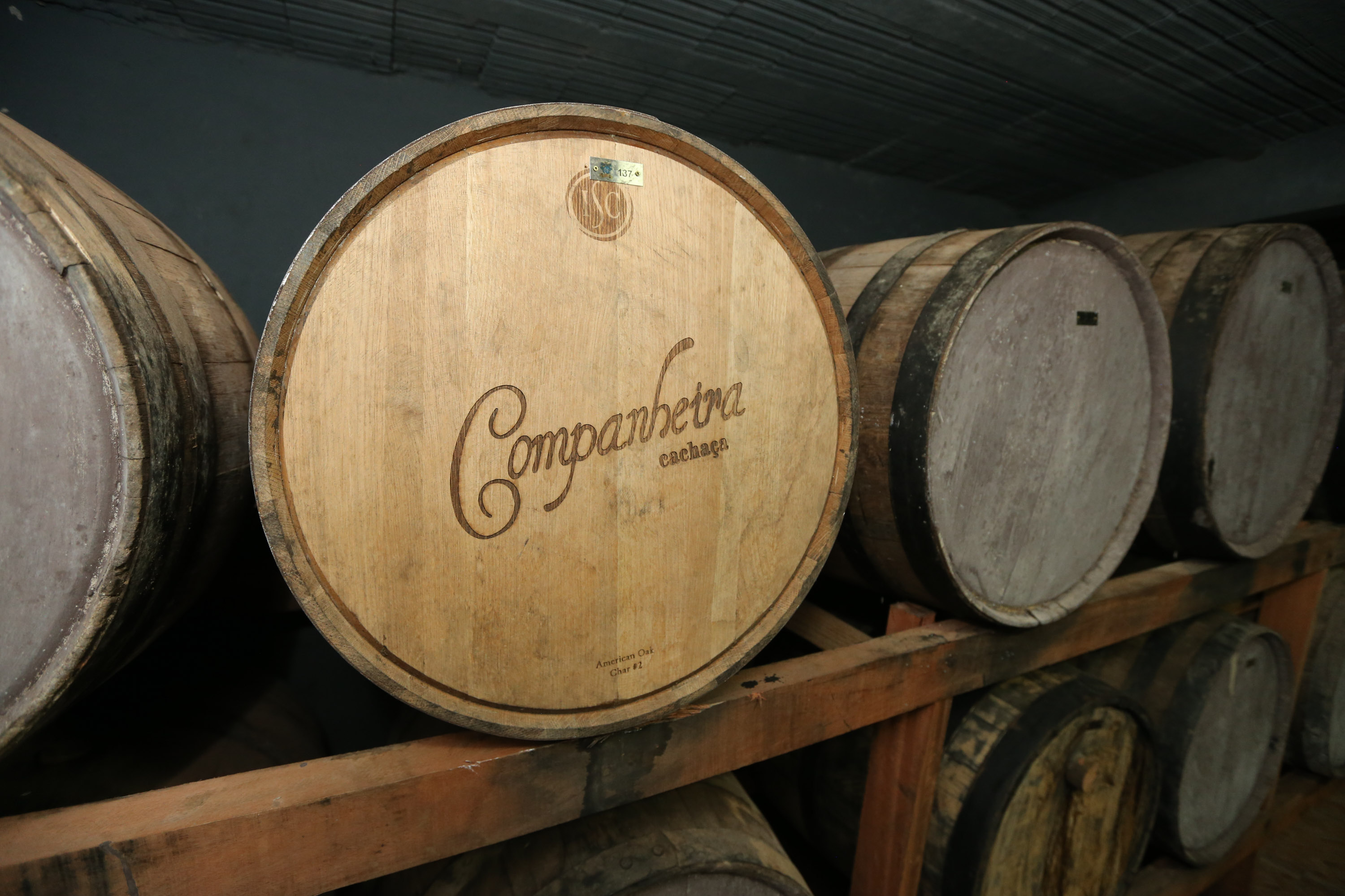 FEITO NO PARANA - Cachaça Companheira Melhor Cachaça Extra Premium do Brasil. Eleita pelo IV Ranking da Cúpula da Cachaça. Considerada a Cachaça do ano de 2020 por atingir a maior pontuação entre todas as 50 finalistas do Ranking.Jandaia do Sul - 06/10/2020 - Foto: Geraldo Bubniak/AEN