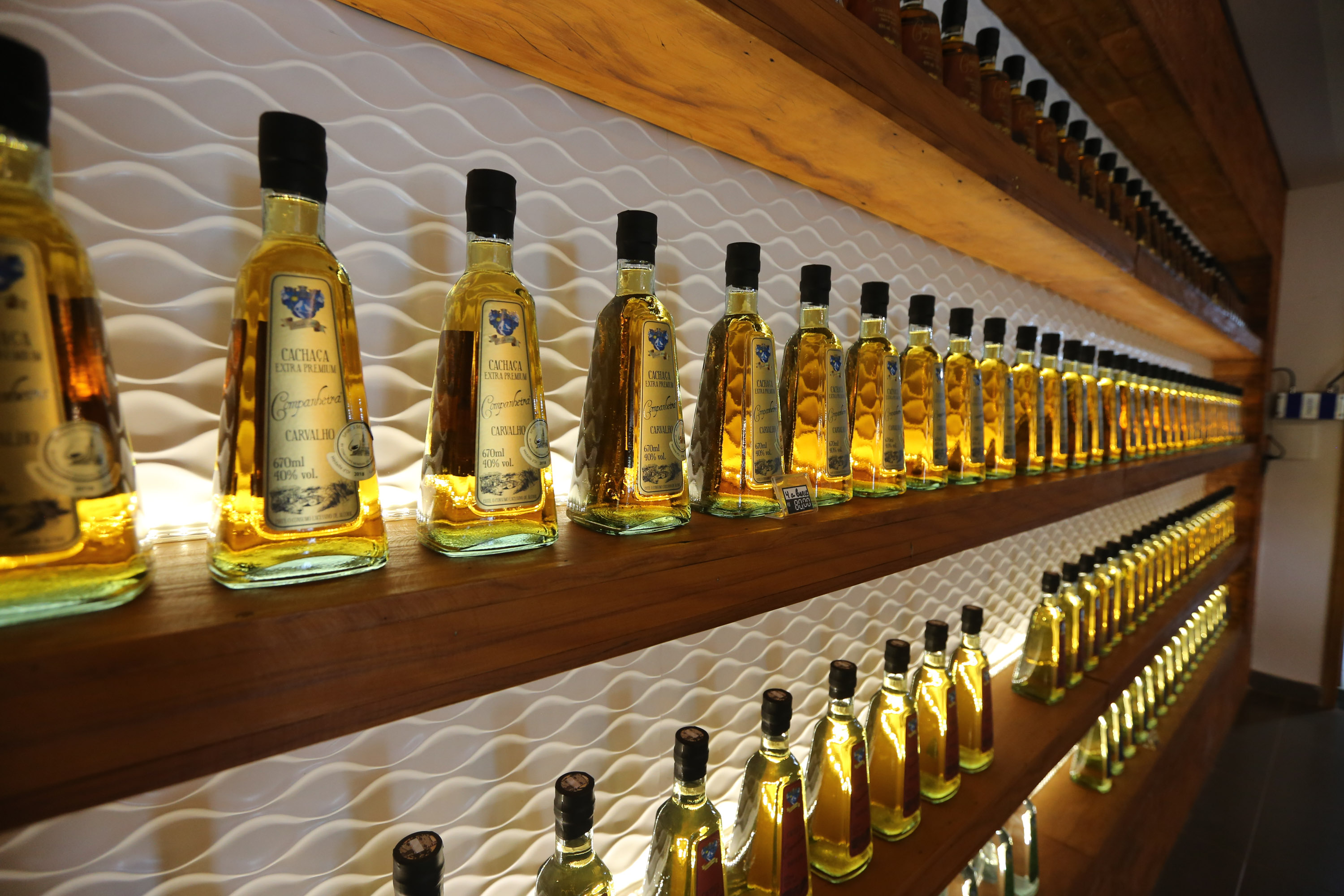 FEITO NO PARANA - Cachaça Companheira Melhor Cachaça Extra Premium do Brasil. Eleita pelo IV Ranking da Cúpula da Cachaça. Considerada a Cachaça do ano de 2020 por atingir a maior pontuação entre todas as 50 finalistas do Ranking.Jandaia do Sul - 06/10/2020 - Foto: Geraldo Bubniak/AEN