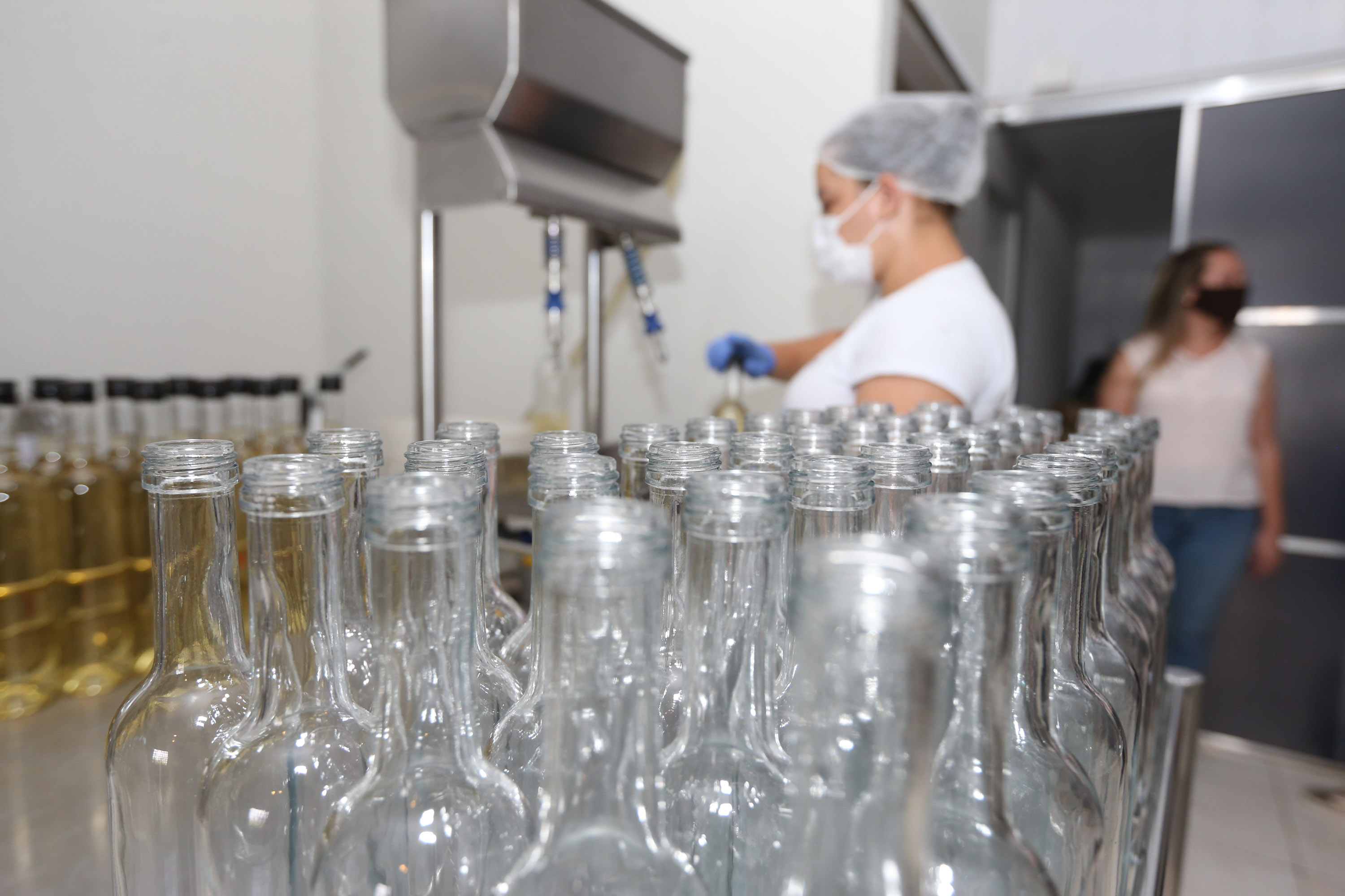 FEITO NO PARANA - Cachaça Companheira Melhor Cachaça Extra Premium do Brasil. Eleita pelo IV Ranking da Cúpula da Cachaça. Considerada a Cachaça do ano de 2020 por atingir a maior pontuação entre todas as 50 finalistas do Ranking.Jandaia do Sul - 06/10/2020 - Foto: Geraldo Bubniak/AEN