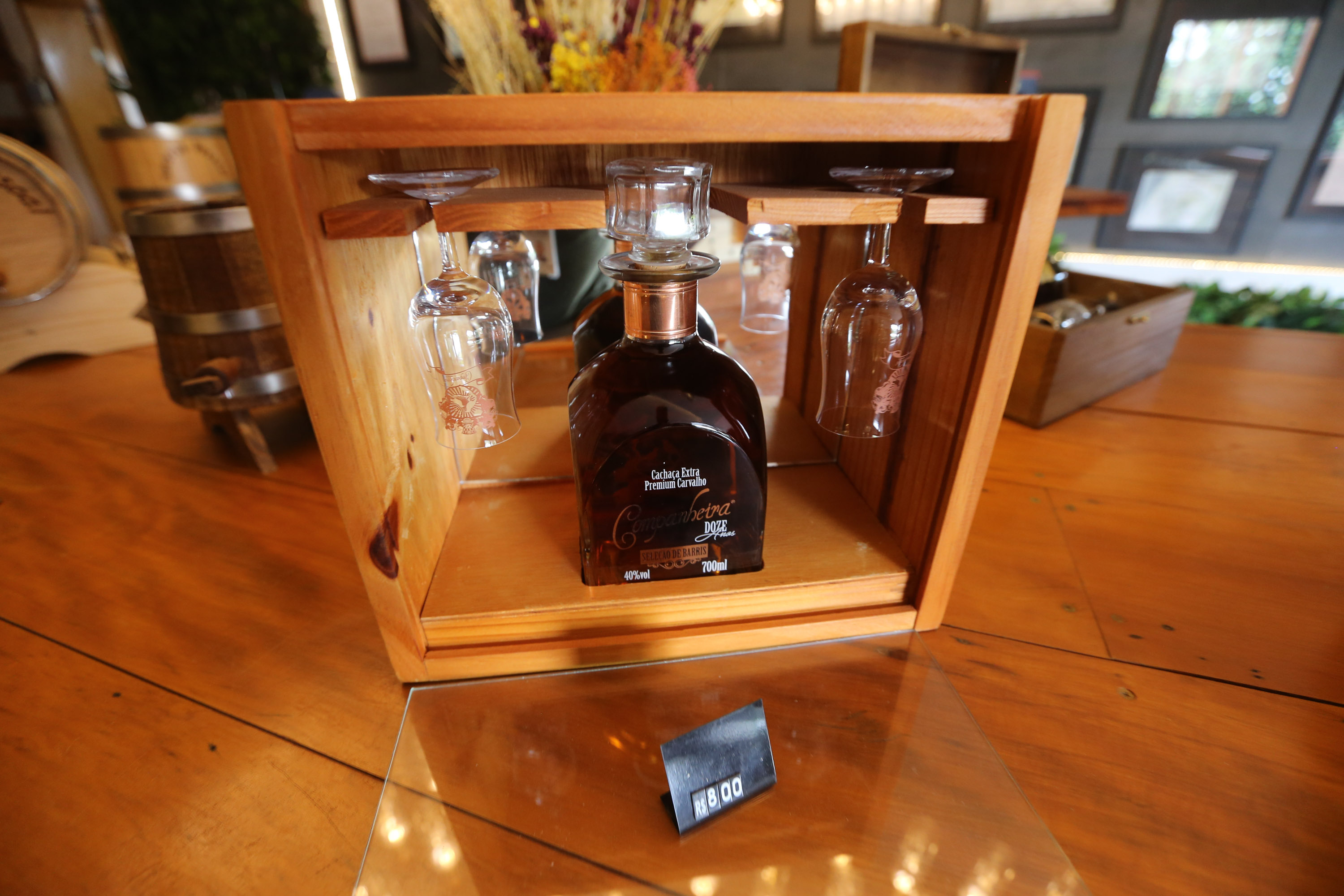 FEITO NO PARANA - Cachaça Companheira Melhor Cachaça Extra Premium do Brasil. Eleita pelo IV Ranking da Cúpula da Cachaça. Considerada a Cachaça do ano de 2020 por atingir a maior pontuação entre todas as 50 finalistas do Ranking.Jandaia do Sul - 06/10/2020 - Foto: Geraldo Bubniak/AEN