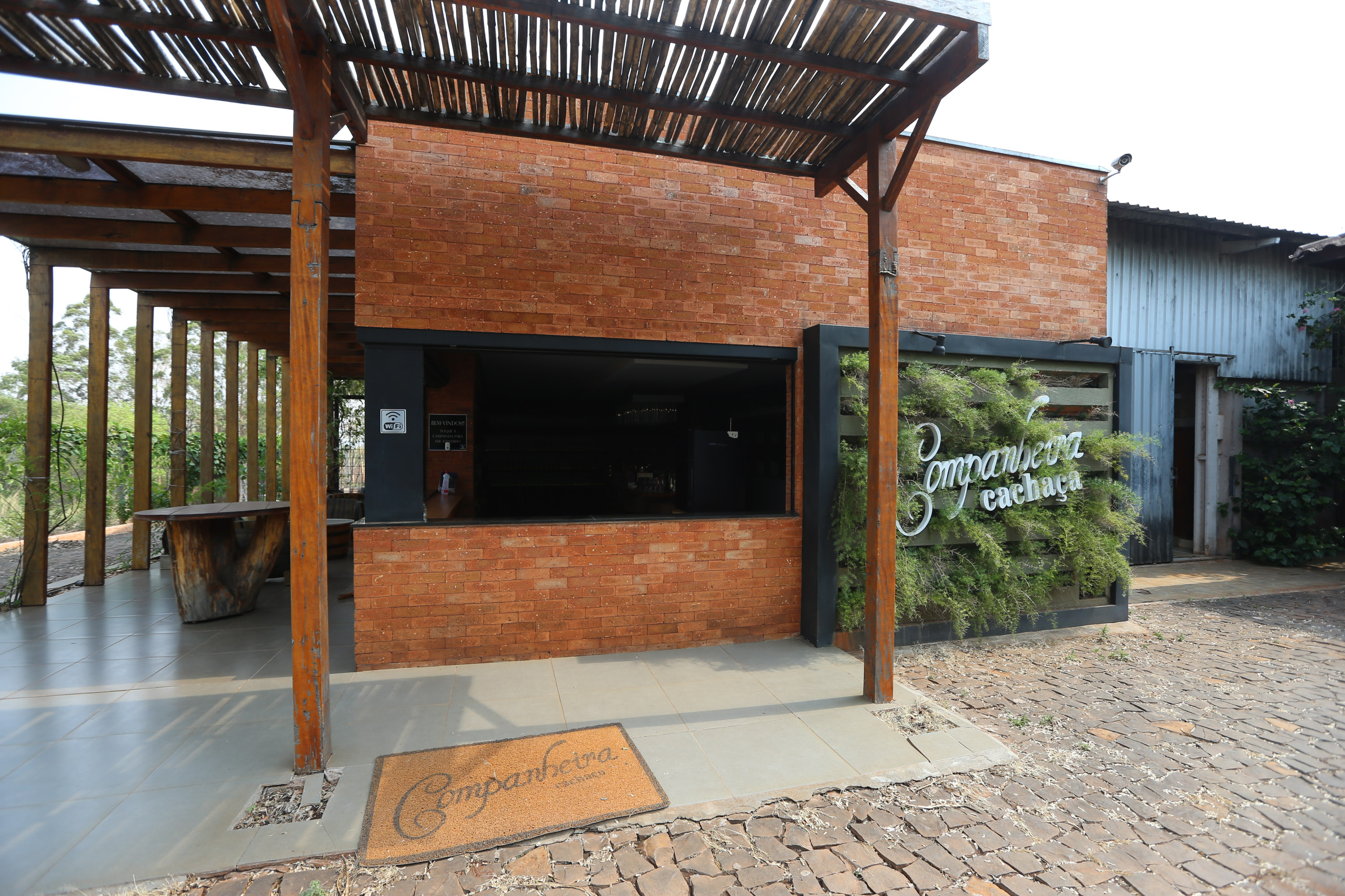 FEITO NO PARANA - Cachaça Companheira Melhor Cachaça Extra Premium do Brasil. Eleita pelo IV Ranking da Cúpula da Cachaça. Considerada a Cachaça do ano de 2020 por atingir a maior pontuação entre todas as 50 finalistas do Ranking.Jandaia do Sul - 06/10/2020 - Foto: Geraldo Bubniak/AEN