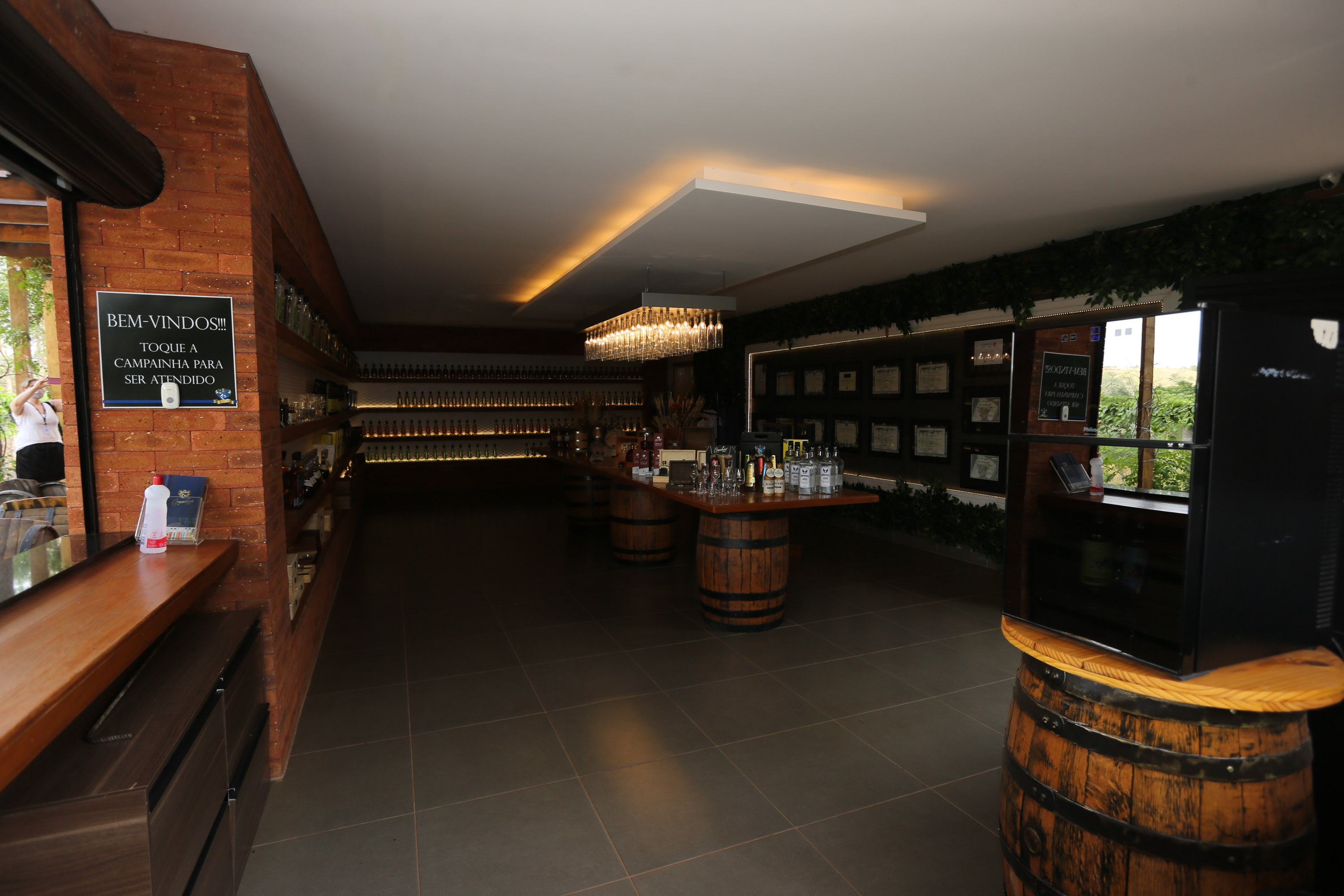 FEITO NO PARANA - Cachaça Companheira Melhor Cachaça Extra Premium do Brasil. Eleita pelo IV Ranking da Cúpula da Cachaça. Considerada a Cachaça do ano de 2020 por atingir a maior pontuação entre todas as 50 finalistas do Ranking.Jandaia do Sul - 06/10/2020 - Foto: Geraldo Bubniak/AEN