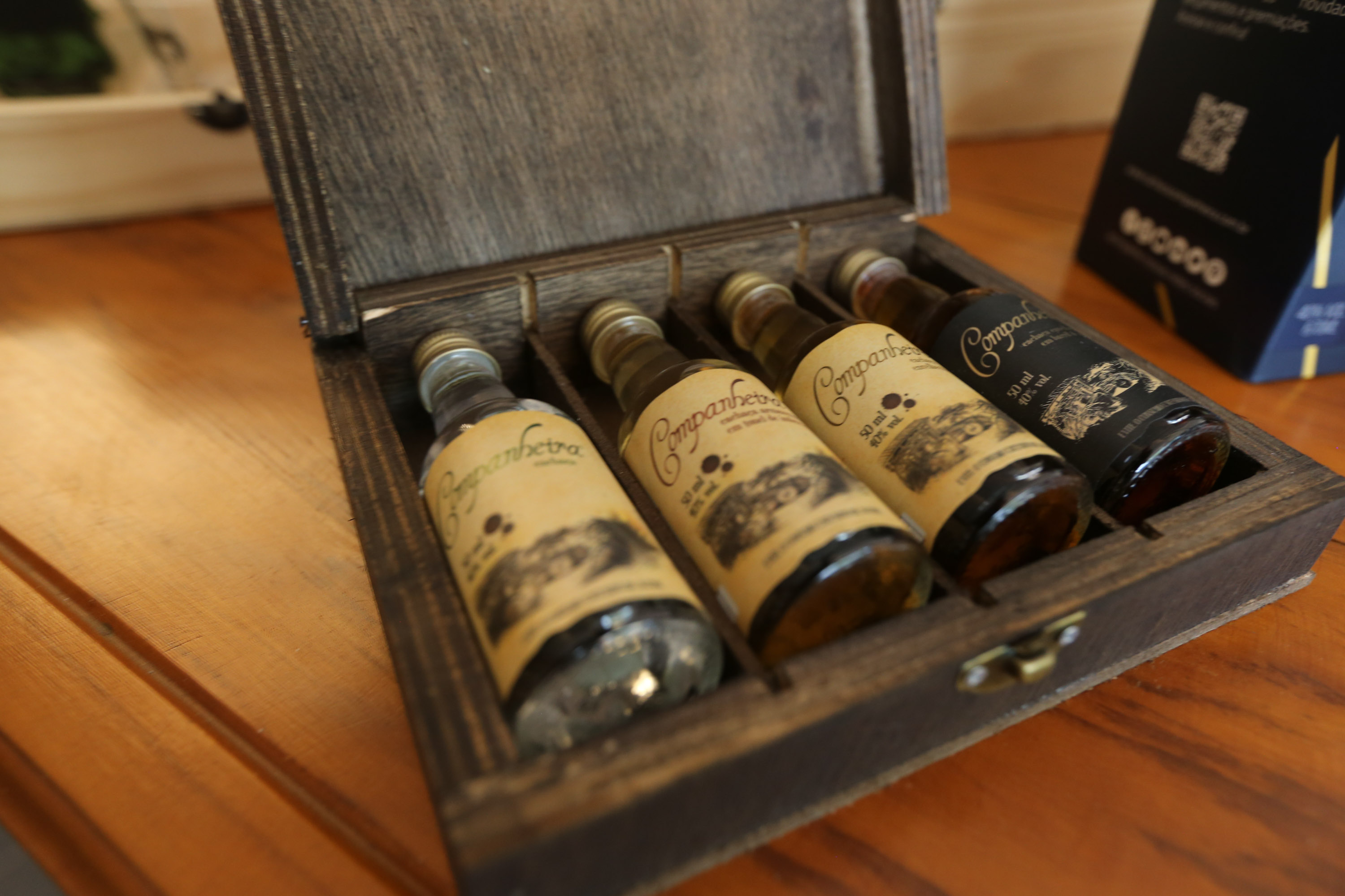 FEITO NO PARANA - Cachaça Companheira Melhor Cachaça Extra Premium do Brasil. Eleita pelo IV Ranking da Cúpula da Cachaça. Considerada a Cachaça do ano de 2020 por atingir a maior pontuação entre todas as 50 finalistas do Ranking.Jandaia do Sul - 06/10/2020 - Foto: Geraldo Bubniak/AEN