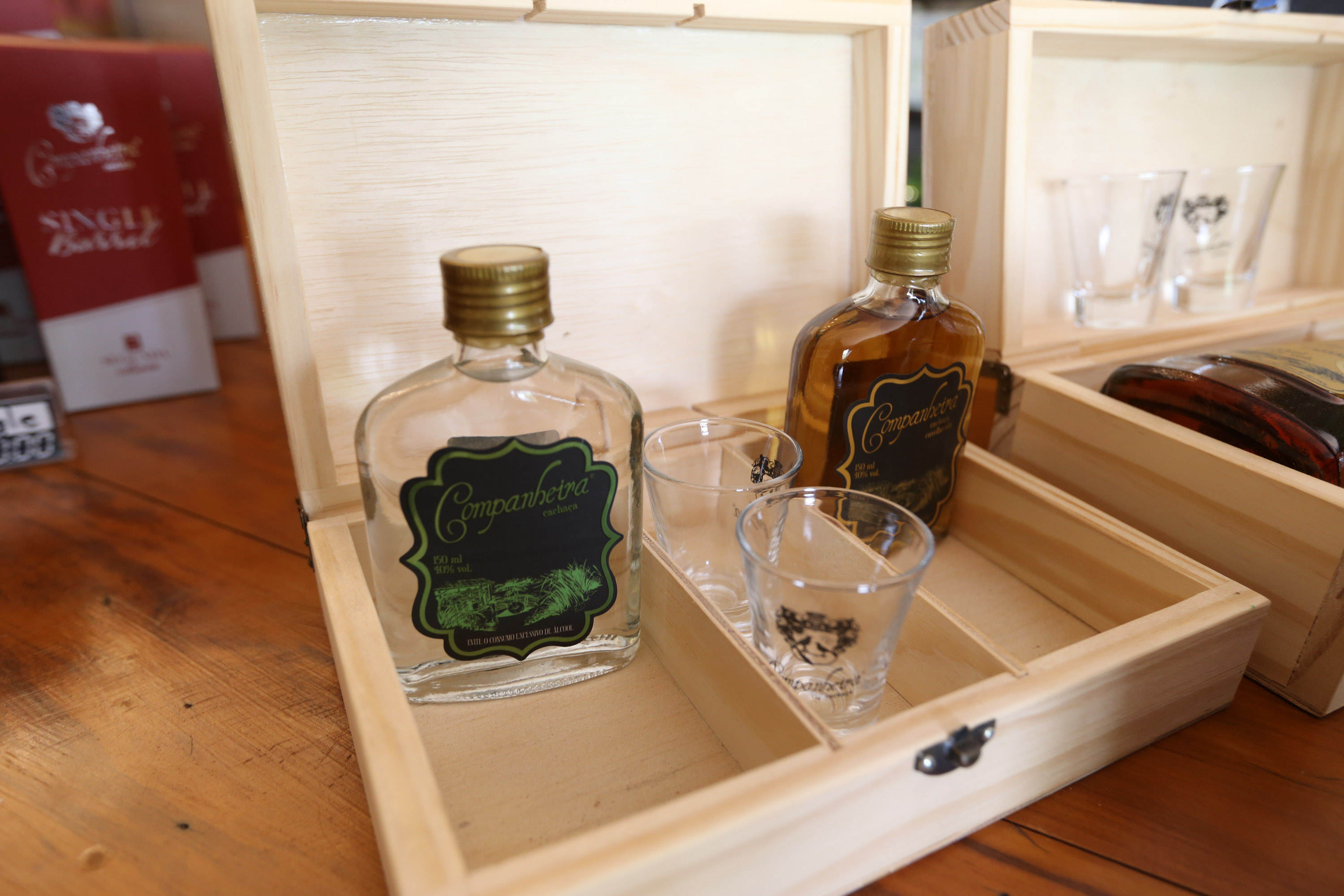 FEITO NO PARANA - Cachaça Companheira Melhor Cachaça Extra Premium do Brasil. Eleita pelo IV Ranking da Cúpula da Cachaça. Considerada a Cachaça do ano de 2020 por atingir a maior pontuação entre todas as 50 finalistas do Ranking.Jandaia do Sul - 06/10/2020 - Foto: Geraldo Bubniak/AEN