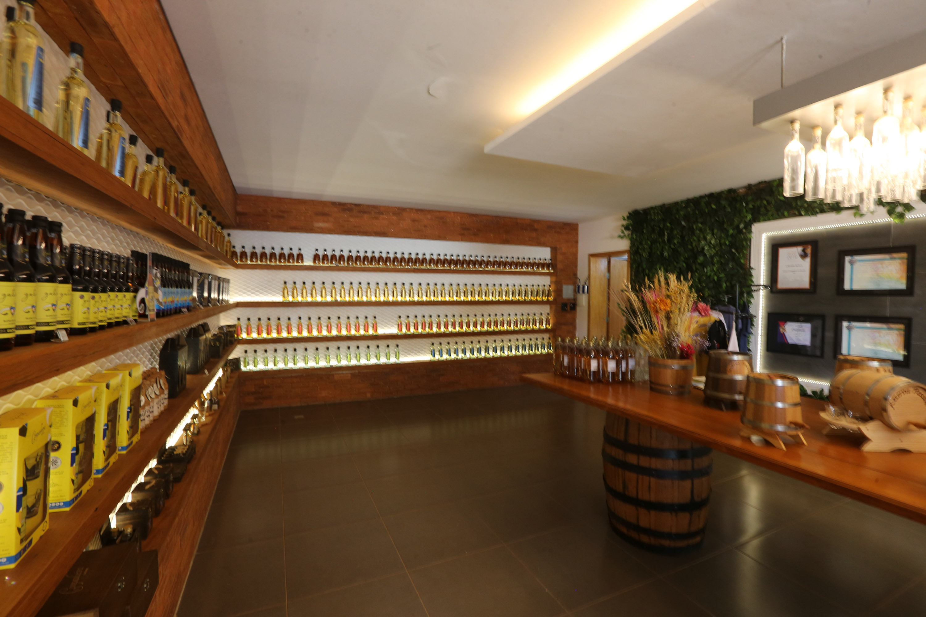 FEITO NO PARANA - Cachaça Companheira Melhor Cachaça Extra Premium do Brasil. Eleita pelo IV Ranking da Cúpula da Cachaça. Considerada a Cachaça do ano de 2020 por atingir a maior pontuação entre todas as 50 finalistas do Ranking.Jandaia do Sul - 06/10/2020 - Foto: Geraldo Bubniak/AEN