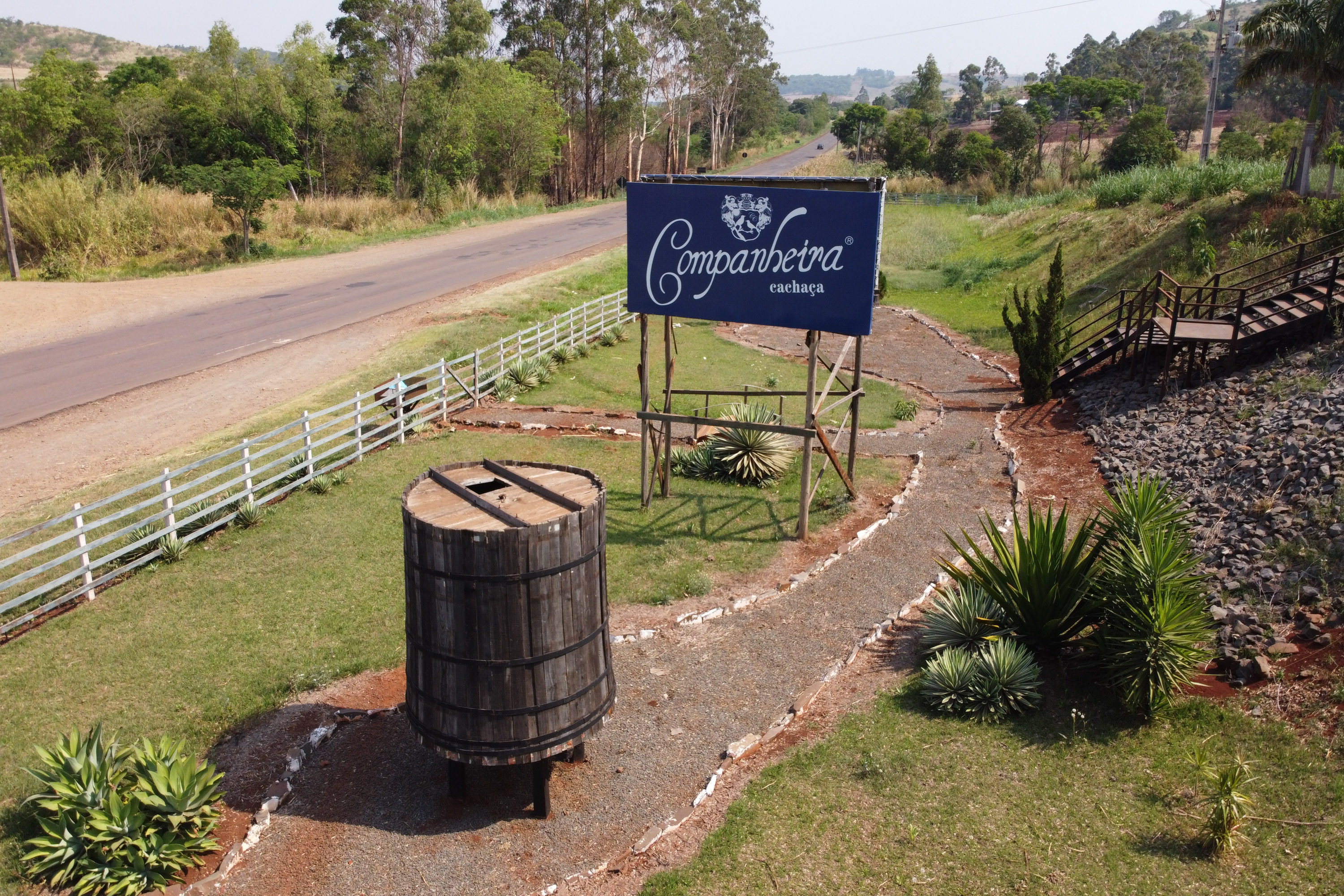 FEITO NO PARANA - Cachaça Companheira Melhor Cachaça Extra Premium do Brasil. Eleita pelo IV Ranking da Cúpula da Cachaça. Considerada a Cachaça do ano de 2020 por atingir a maior pontuação entre todas as 50 finalistas do Ranking.Jandaia do Sul - 06/10/2020 - Foto: Geraldo Bubniak/AEN