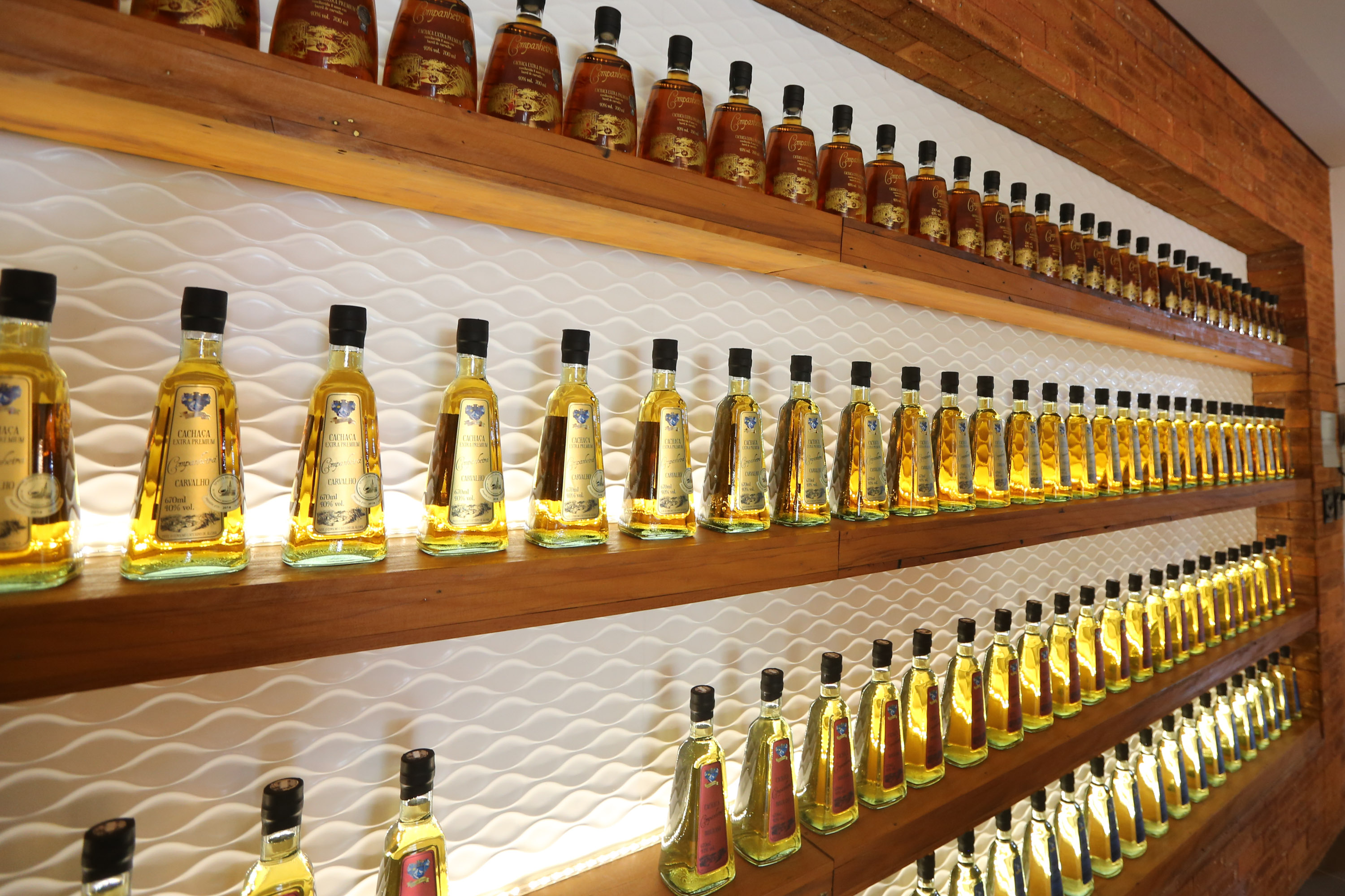 FEITO NO PARANA - Cachaça Companheira Melhor Cachaça Extra Premium do Brasil. Eleita pelo IV Ranking da Cúpula da Cachaça. Considerada a Cachaça do ano de 2020 por atingir a maior pontuação entre todas as 50 finalistas do Ranking.Jandaia do Sul - 06/10/2020 - Foto: Geraldo Bubniak/AEN