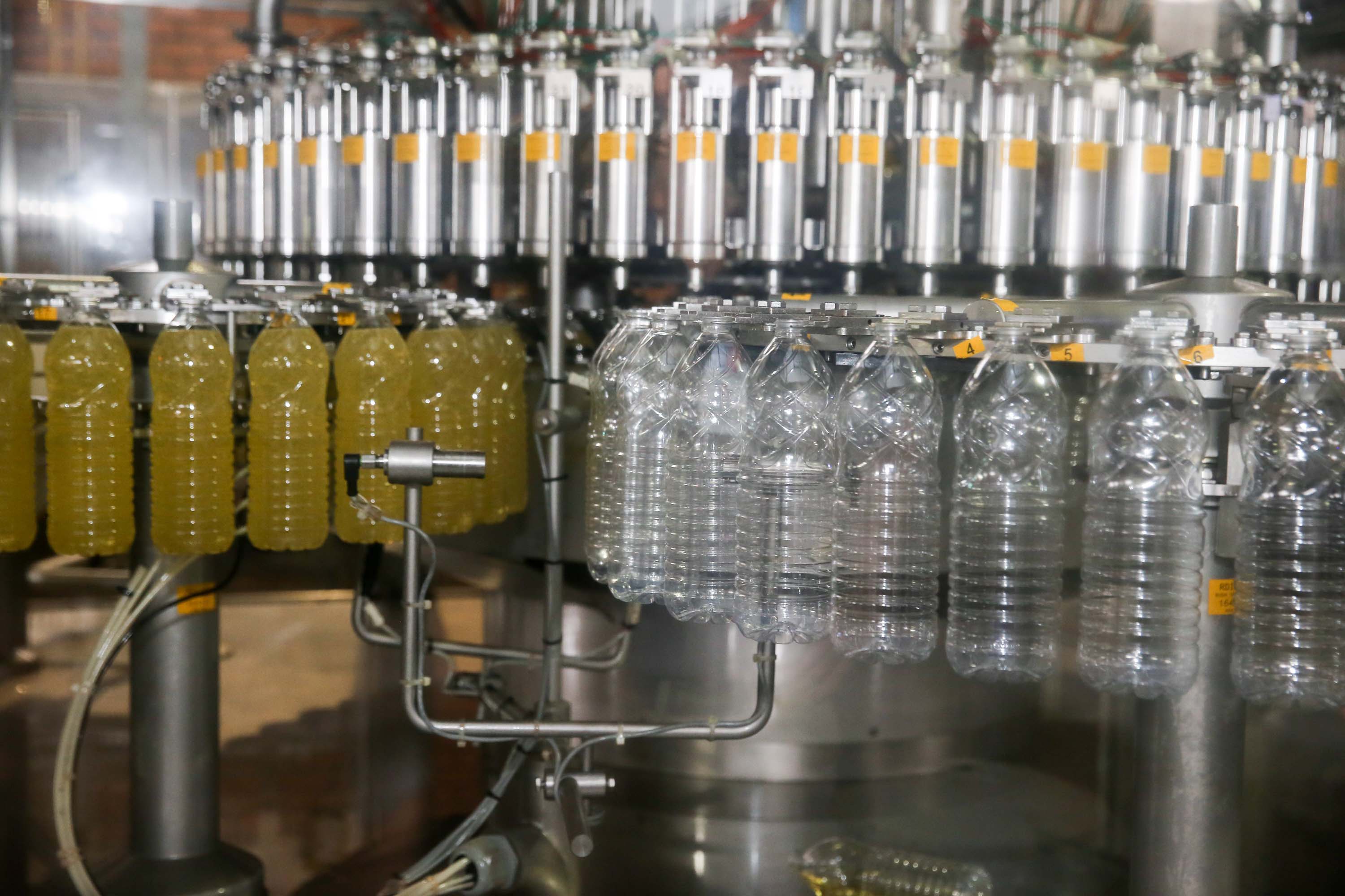 Feito no parana Coamo FEITO NO PARANA - Coamo cooperativa agro-industrial , a maior cooperativa da América Latina, com sede em Campo Mourão. Tem na linha alimentícia as marcas Primê, Sollus, Dualis e Anniela produz óleo de soja refinado, café torrado e moído, margarinas, farinha de trigo e gordura vegetal hidrogenada. 09/10/2020 - Foto: Geraldo Bubniak/AEN