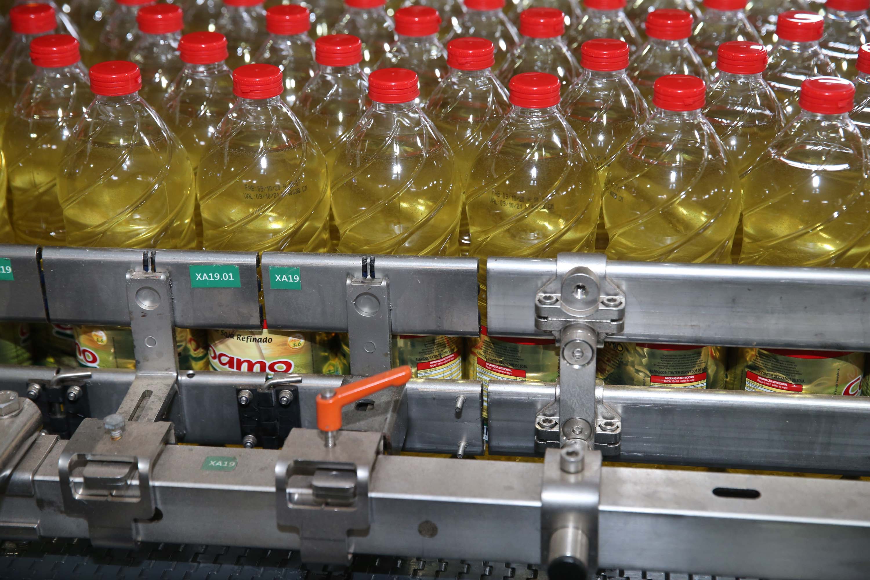 Feito no parana Coamo FEITO NO PARANA - Coamo cooperativa agro-industrial , a maior cooperativa da América Latina, com sede em Campo Mourão. Tem na linha alimentícia as marcas Primê, Sollus, Dualis e Anniela produz óleo de soja refinado, café torrado e moído, margarinas, farinha de trigo e gordura vegetal hidrogenada. 09/10/2020 - Foto: Geraldo Bubniak/AEN