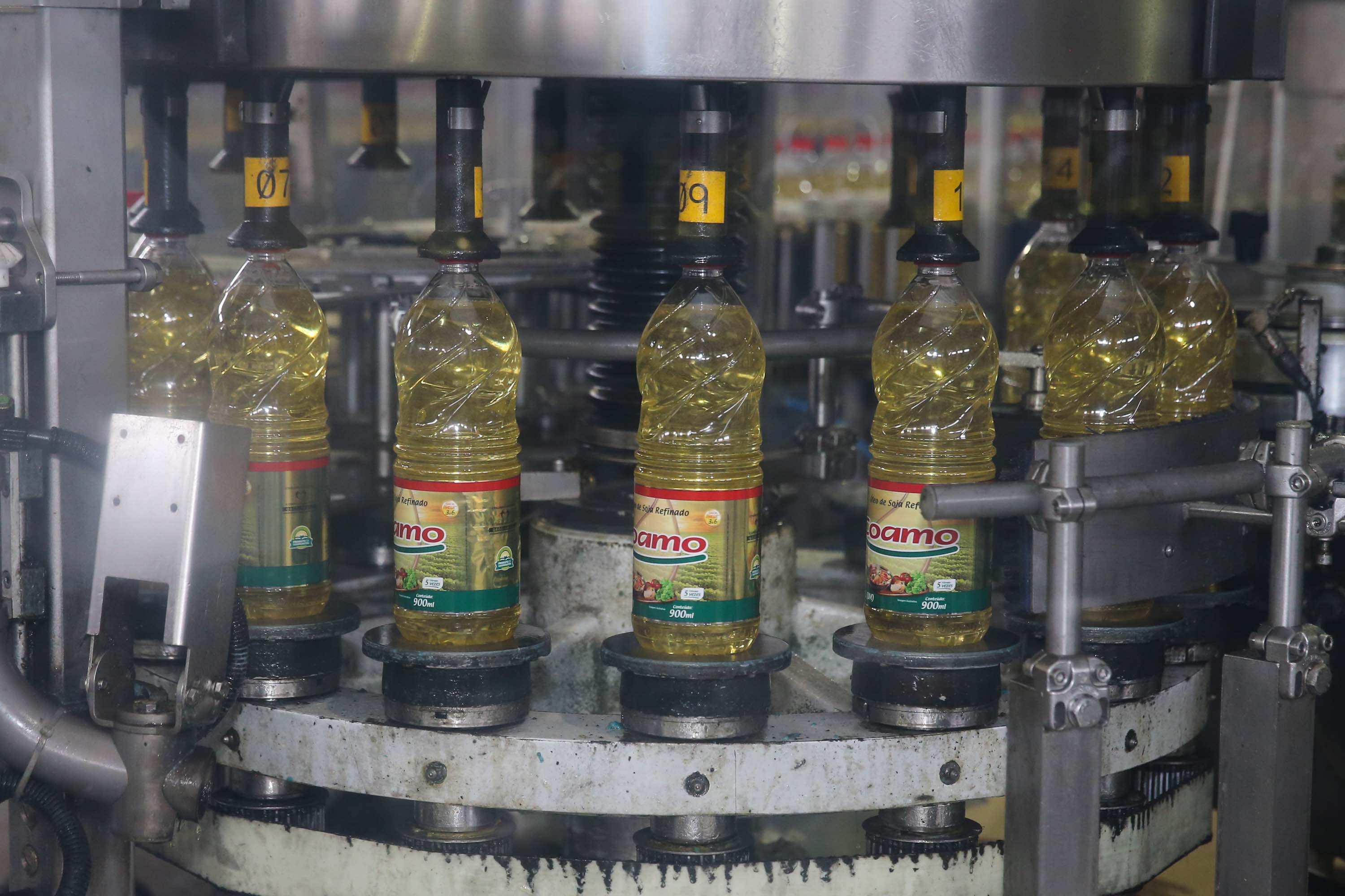 Feito no parana Coamo FEITO NO PARANA - Coamo cooperativa agro-industrial , a maior cooperativa da América Latina, com sede em Campo Mourão. Tem na linha alimentícia as marcas Primê, Sollus, Dualis e Anniela produz óleo de soja refinado, café torrado e moído, margarinas, farinha de trigo e gordura vegetal hidrogenada. 09/10/2020 - Foto: Geraldo Bubniak/AEN