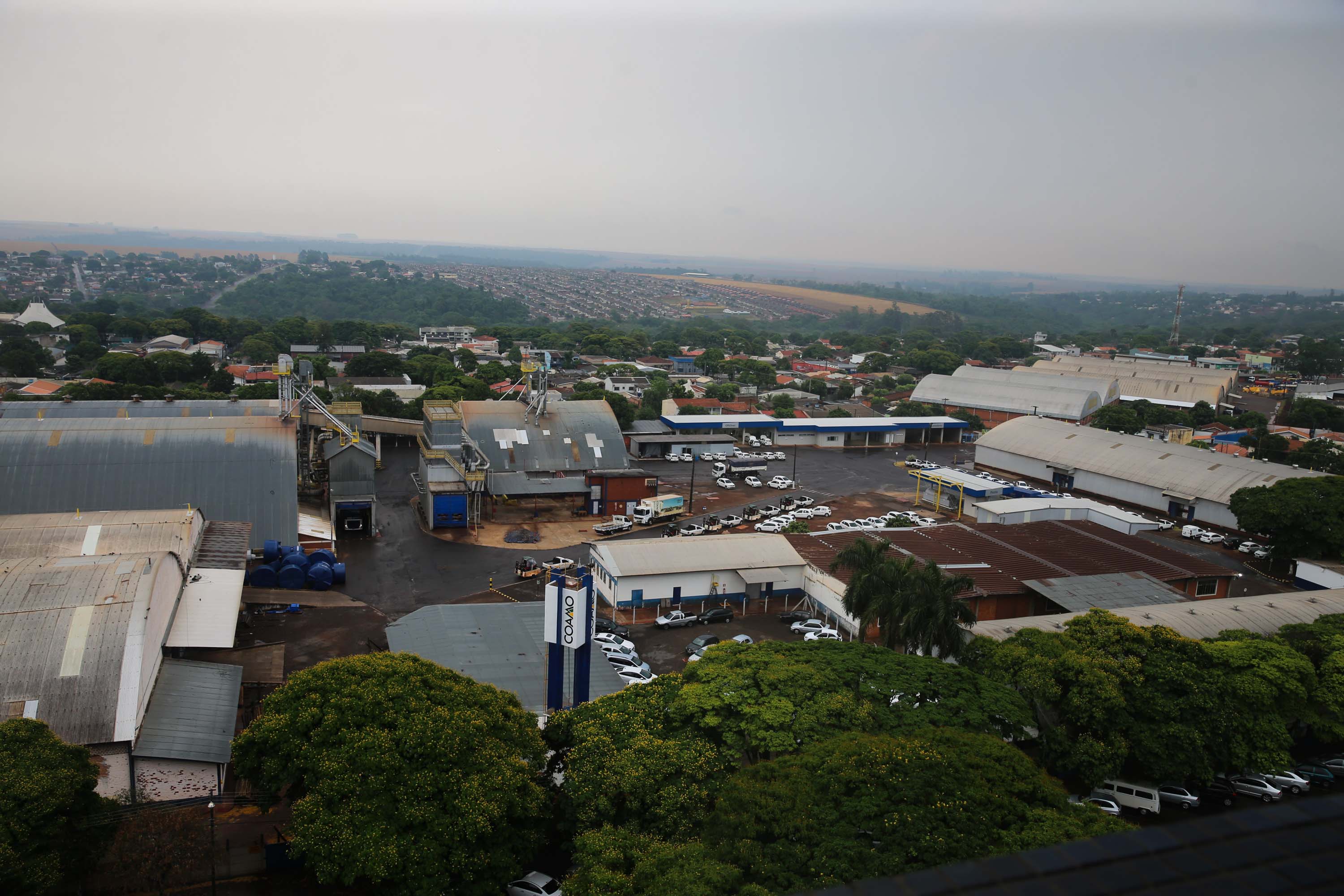 Feito no parana Coamo FEITO NO PARANA - Coamo cooperativa agro-industrial , a maior cooperativa da América Latina, com sede em Campo Mourão. Tem na linha alimentícia as marcas Primê, Sollus, Dualis e Anniela produz óleo de soja refinado, café torrado e moído, margarinas, farinha de trigo e gordura vegetal hidrogenada. 09/10/2020 - Foto: Geraldo Bubniak/AEN