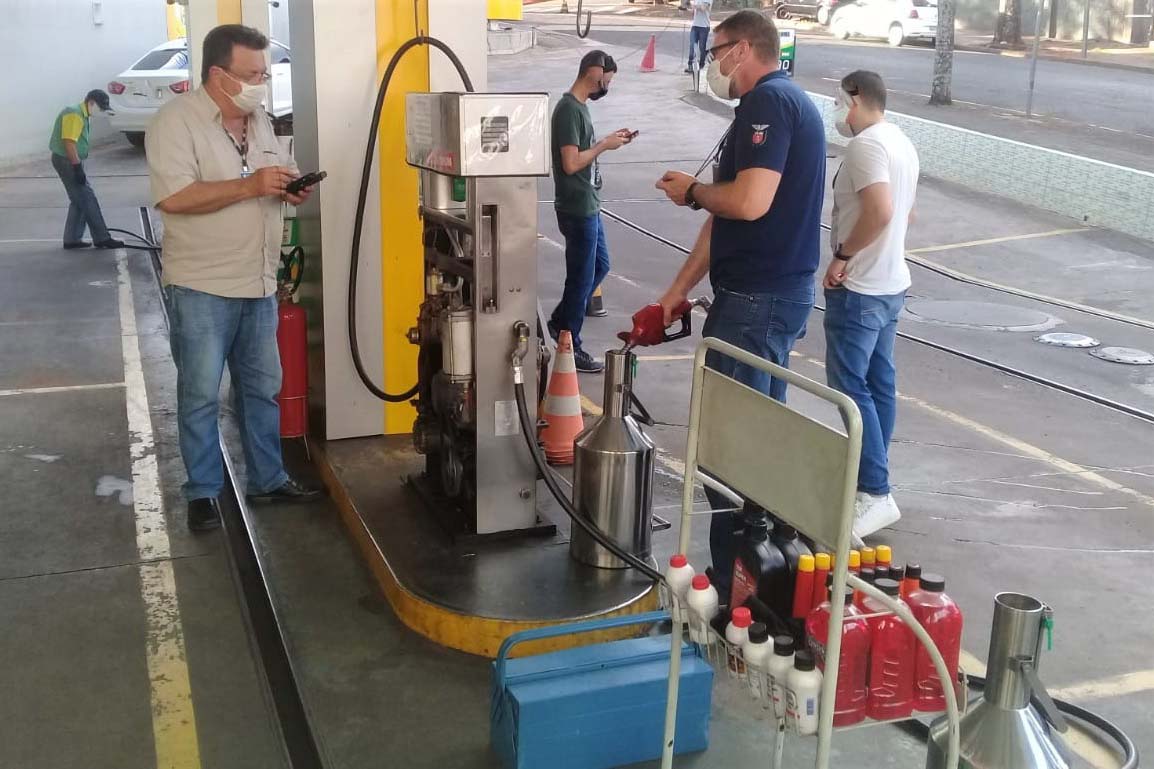 IPEM-PR, MPPR, ANP e Receita Estadual fiscalizaram postos de combustível em Arapongas e Apucarana. Foto:IPEM