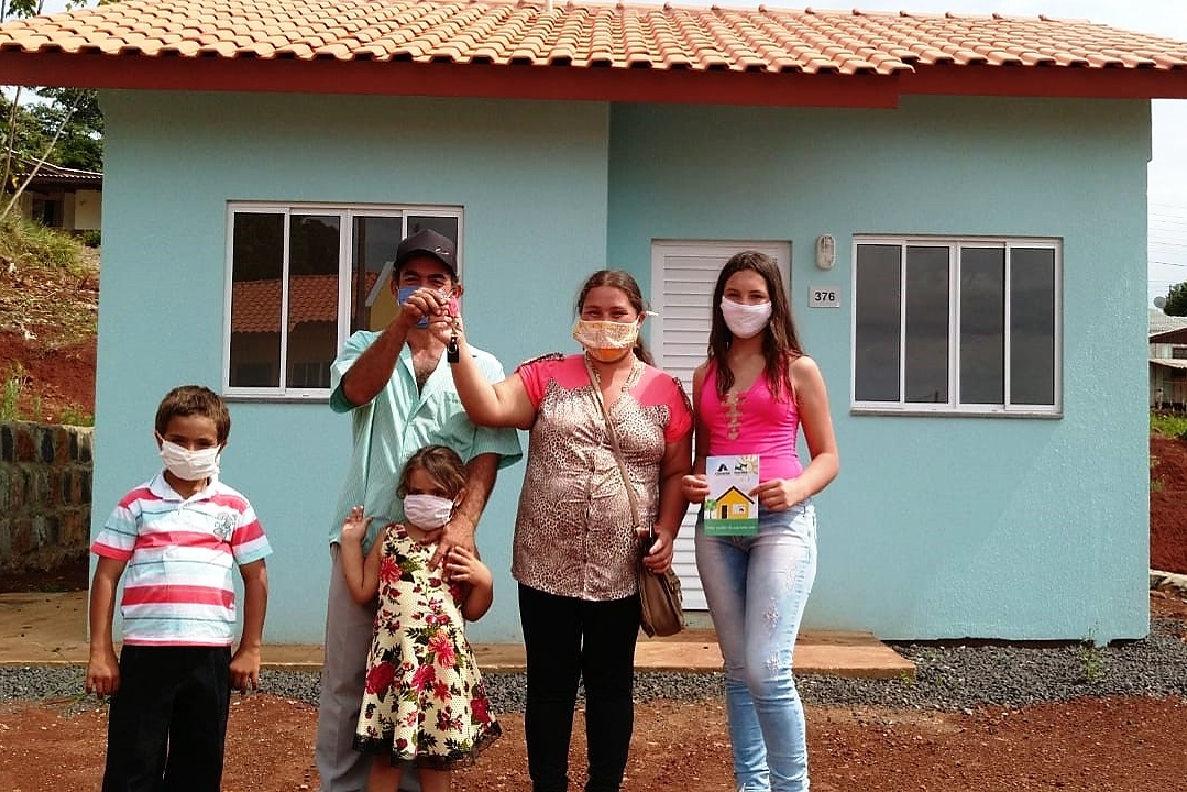 Representantes do Governo do Estado e da Prefeitura de Coronel Vivida entregaram nesta sexta-feira (27) as chaves de 21 casas a famílias que viviam em situação de vulnerabilidade social na cidade. Com a conclusão do empreendimento, chega a 78 o número de moradias populares entregues na região Sudoeste do Paraná apenas nesta semana. Foto: Eduardo Cioatto / Cohapar