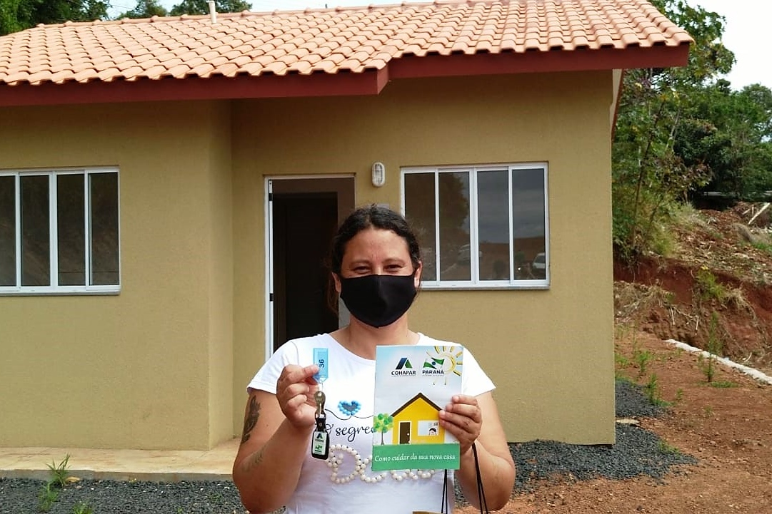 Representantes do Governo do Estado e da Prefeitura de Coronel Vivida entregaram nesta sexta-feira (27) as chaves de 21 casas a famílias que viviam em situação de vulnerabilidade social na cidade. Com a conclusão do empreendimento, chega a 78 o número de moradias populares entregues na região Sudoeste do Paraná apenas nesta semana. Foto: Eduardo Cioatto / Cohapar