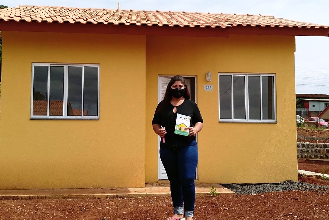 Representantes do Governo do Estado e da Prefeitura de Coronel Vivida entregaram nesta sexta-feira (27) as chaves de 21 casas a famílias que viviam em situação de vulnerabilidade social na cidade. Com a conclusão do empreendimento, chega a 78 o número de moradias populares entregues na região Sudoeste do Paraná apenas nesta semana. Foto: Eduardo Cioatto / Cohapar