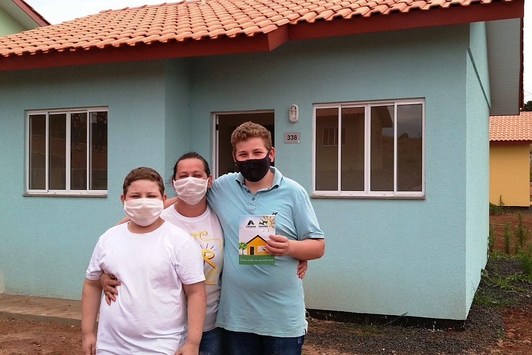 Representantes do Governo do Estado e da Prefeitura de Coronel Vivida entregaram nesta sexta-feira (27) as chaves de 21 casas a famílias que viviam em situação de vulnerabilidade social na cidade. Com a conclusão do empreendimento, chega a 78 o número de moradias populares entregues na região Sudoeste do Paraná apenas nesta semana. Foto: Eduardo Cioatto / Cohapar