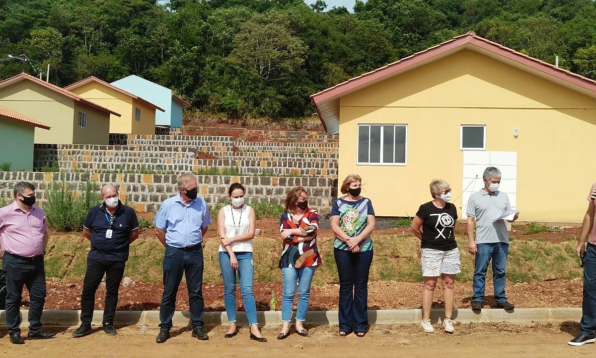 Representantes do Governo do Estado e da Prefeitura de Coronel Vivida entregaram nesta sexta-feira (27) as chaves de 21 casas a famílias que viviam em situação de vulnerabilidade social na cidade. Com a conclusão do empreendimento, chega a 78 o número de moradias populares entregues na região Sudoeste do Paraná apenas nesta semana. Foto: Eduardo Cioatto / Cohapar