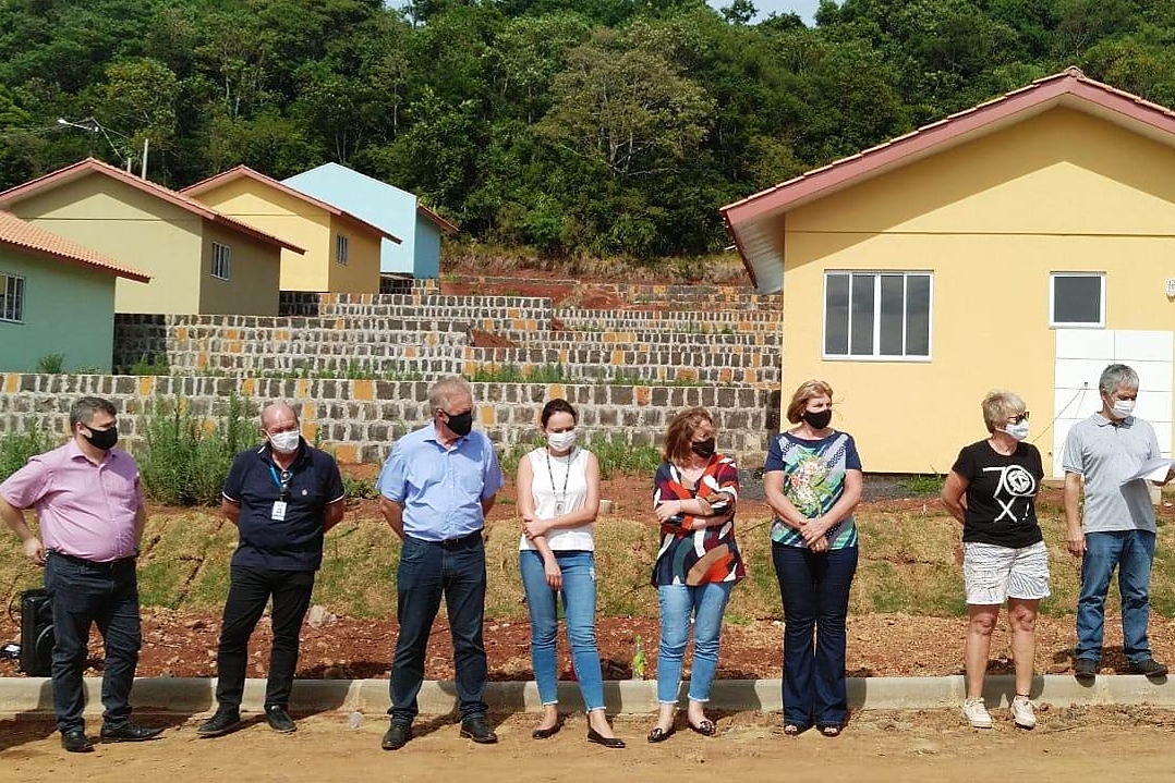 Representantes do Governo do Estado e da Prefeitura de Coronel Vivida entregaram nesta sexta-feira (27) as chaves de 21 casas a famílias que viviam em situação de vulnerabilidade social na cidade. Com a conclusão do empreendimento, chega a 78 o número de moradias populares entregues na região Sudoeste do Paraná apenas nesta semana. Foto: Eduardo Cioatto / Cohapar