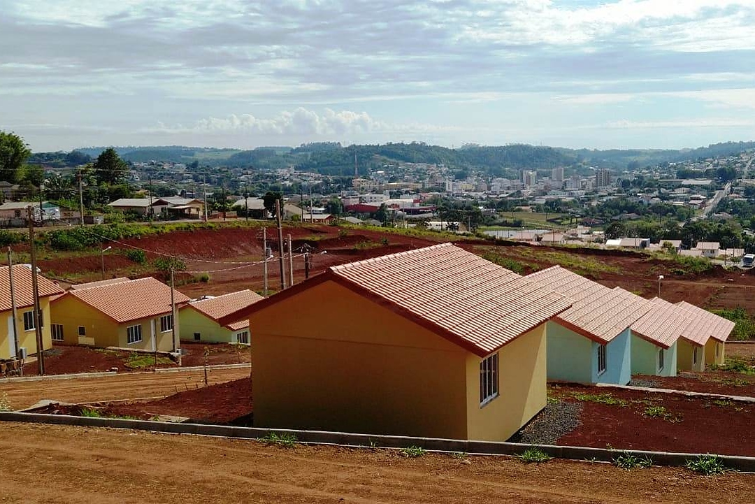 Representantes do Governo do Estado e da Prefeitura de Coronel Vivida entregaram nesta sexta-feira (27) as chaves de 21 casas a famílias que viviam em situação de vulnerabilidade social na cidade. Com a conclusão do empreendimento, chega a 78 o número de moradias populares entregues na região Sudoeste do Paraná apenas nesta semana. Foto: Eduardo Cioatto / Cohapar