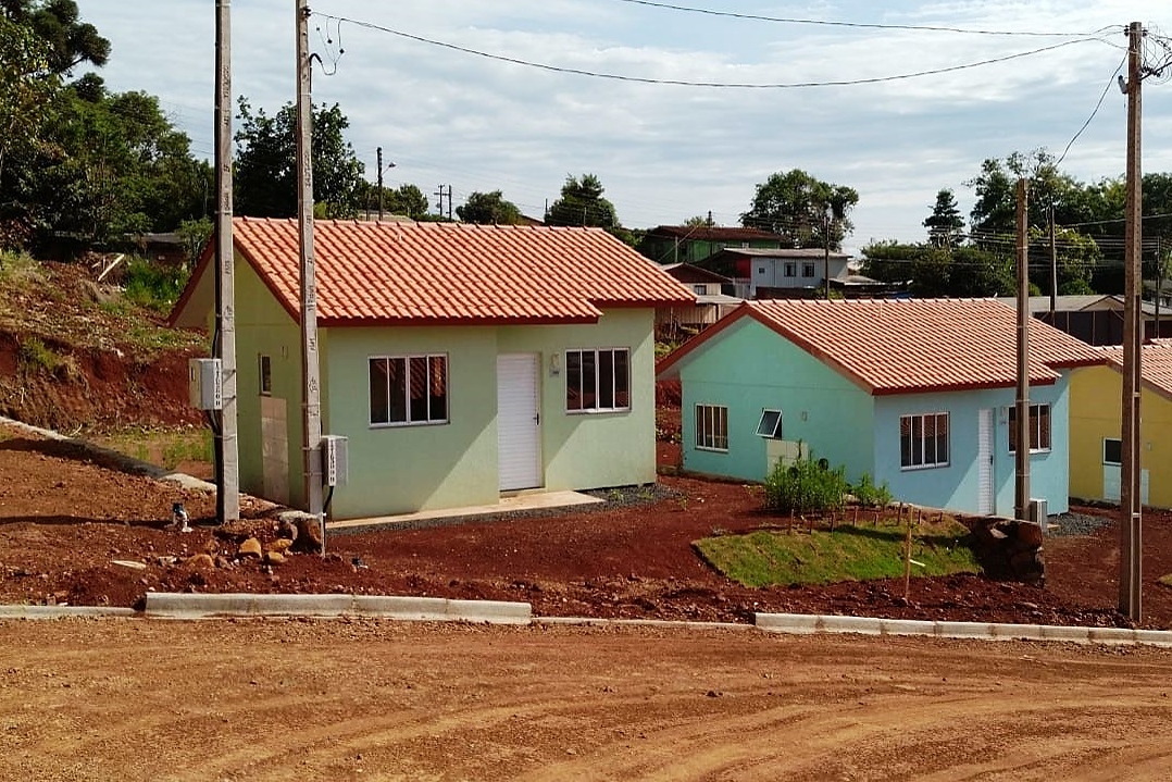 Representantes do Governo do Estado e da Prefeitura de Coronel Vivida entregaram nesta sexta-feira (27) as chaves de 21 casas a famílias que viviam em situação de vulnerabilidade social na cidade. Com a conclusão do empreendimento, chega a 78 o número de moradias populares entregues na região Sudoeste do Paraná apenas nesta semana. Foto: Eduardo Cioatto / Cohapar