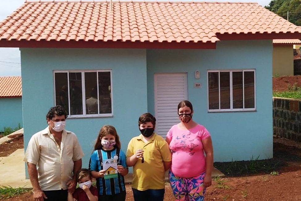 Representantes do Governo do Estado e da Prefeitura de Coronel Vivida entregaram nesta sexta-feira (27) as chaves de 21 casas a famílias que viviam em situação de vulnerabilidade social na cidade. Com a conclusão do empreendimento, chega a 78 o número de moradias populares entregues na região Sudoeste do Paraná apenas nesta semana. Foto: Eduardo Cioatto / Cohapar