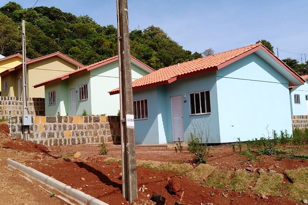 Representantes do Governo do Estado e da Prefeitura de Coronel Vivida entregaram nesta sexta-feira (27) as chaves de 21 casas a famílias que viviam em situação de vulnerabilidade social na cidade. Com a conclusão do empreendimento, chega a 78 o número de moradias populares entregues na região Sudoeste do Paraná apenas nesta semana. Foto: Eduardo Cioatto / Cohapar