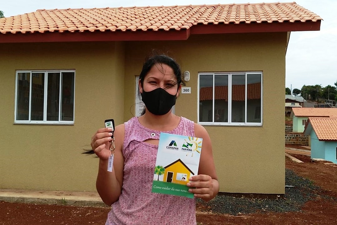 Representantes do Governo do Estado e da Prefeitura de Coronel Vivida entregaram nesta sexta-feira (27) as chaves de 21 casas a famílias que viviam em situação de vulnerabilidade social na cidade. Com a conclusão do empreendimento, chega a 78 o número de moradias populares entregues na região Sudoeste do Paraná apenas nesta semana. Foto: Eduardo Cioatto / Cohapar