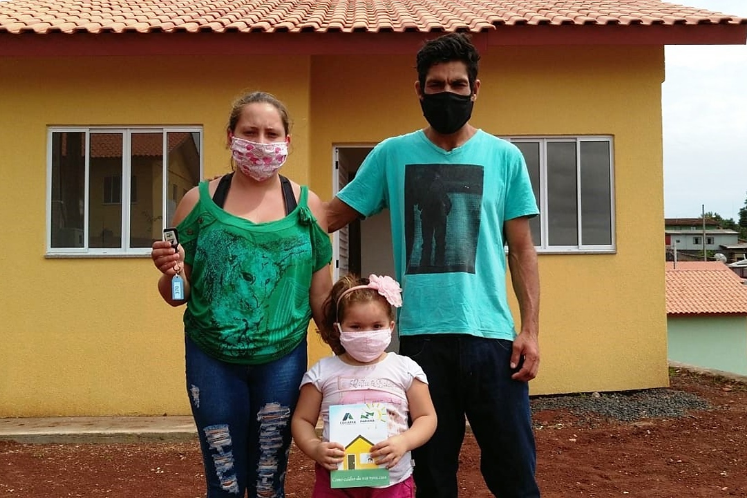 Representantes do Governo do Estado e da Prefeitura de Coronel Vivida entregaram nesta sexta-feira (27) as chaves de 21 casas a famílias que viviam em situação de vulnerabilidade social na cidade. Com a conclusão do empreendimento, chega a 78 o número de moradias populares entregues na região Sudoeste do Paraná apenas nesta semana. Foto: Eduardo Cioatto / Cohapar