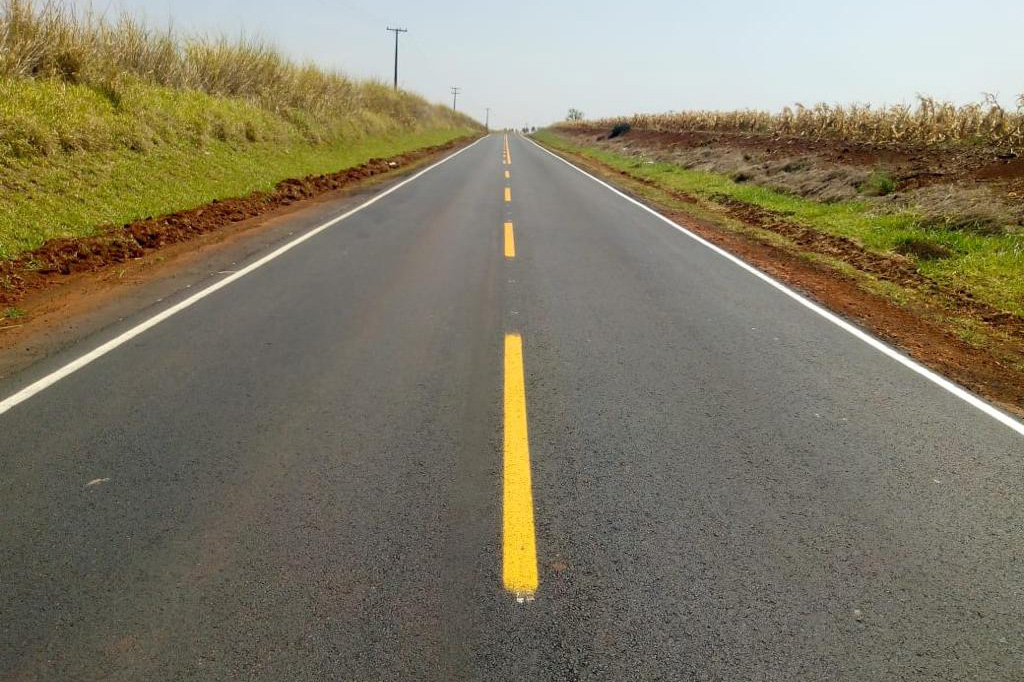 O Departamento de Estradas de Rodagem do Paraná (DER/PR) está realizando melhorias em
um trecho de 31,48 quilômetros da PR-518, de Santa Mariana até o rio Paranapanema, divisa
com São Paulo, no Norte Pioneiro.Foto: DER
