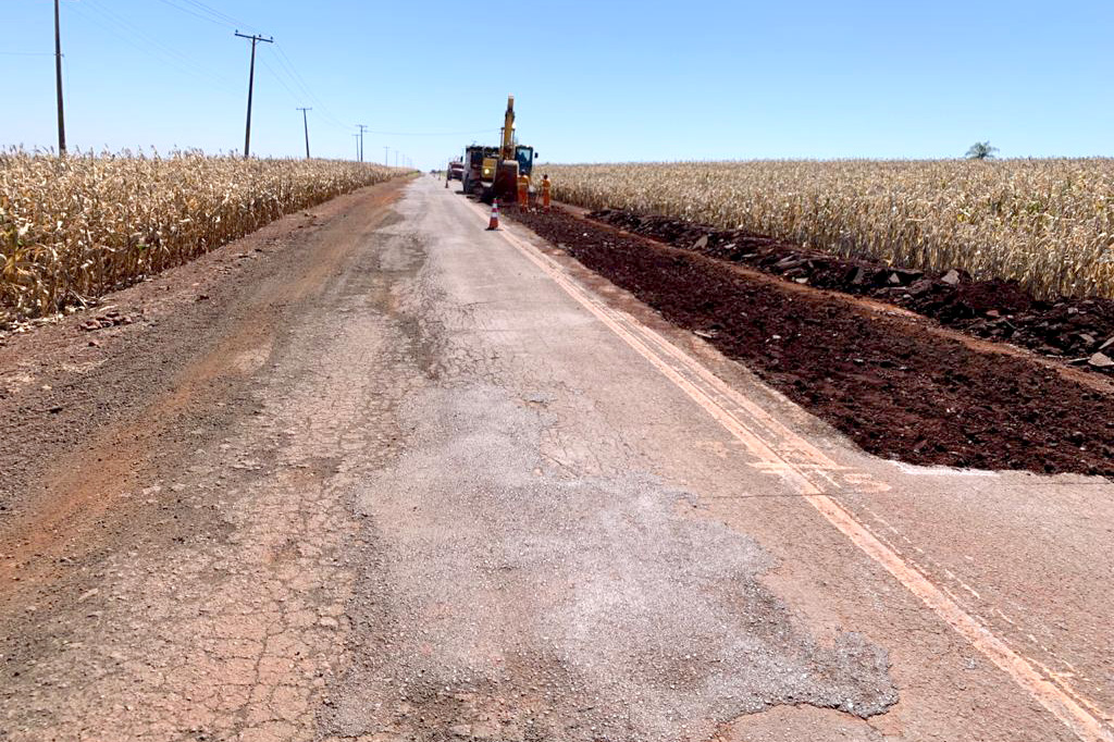 O Departamento de Estradas de Rodagem do Paraná (DER/PR) está realizando melhorias em
um trecho de 31,48 quilômetros da PR-518, de Santa Mariana até o rio Paranapanema, divisa
com São Paulo, no Norte Pioneiro.Foto: DER