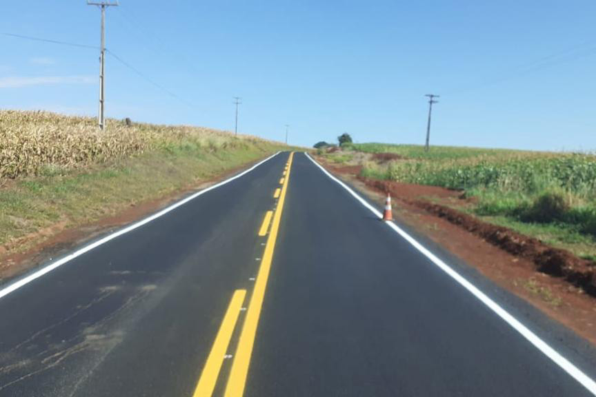 O Departamento de Estradas de Rodagem do Paraná (DER/PR) está realizando melhorias em
um trecho de 31,48 quilômetros da PR-518, de Santa Mariana até o rio Paranapanema, divisa
com São Paulo, no Norte Pioneiro.Foto: DER