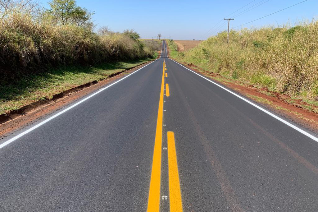 O Departamento de Estradas de Rodagem do Paraná (DER/PR) está realizando melhorias em
um trecho de 31,48 quilômetros da PR-518, de Santa Mariana até o rio Paranapanema, divisa
com São Paulo, no Norte Pioneiro.Foto: DER